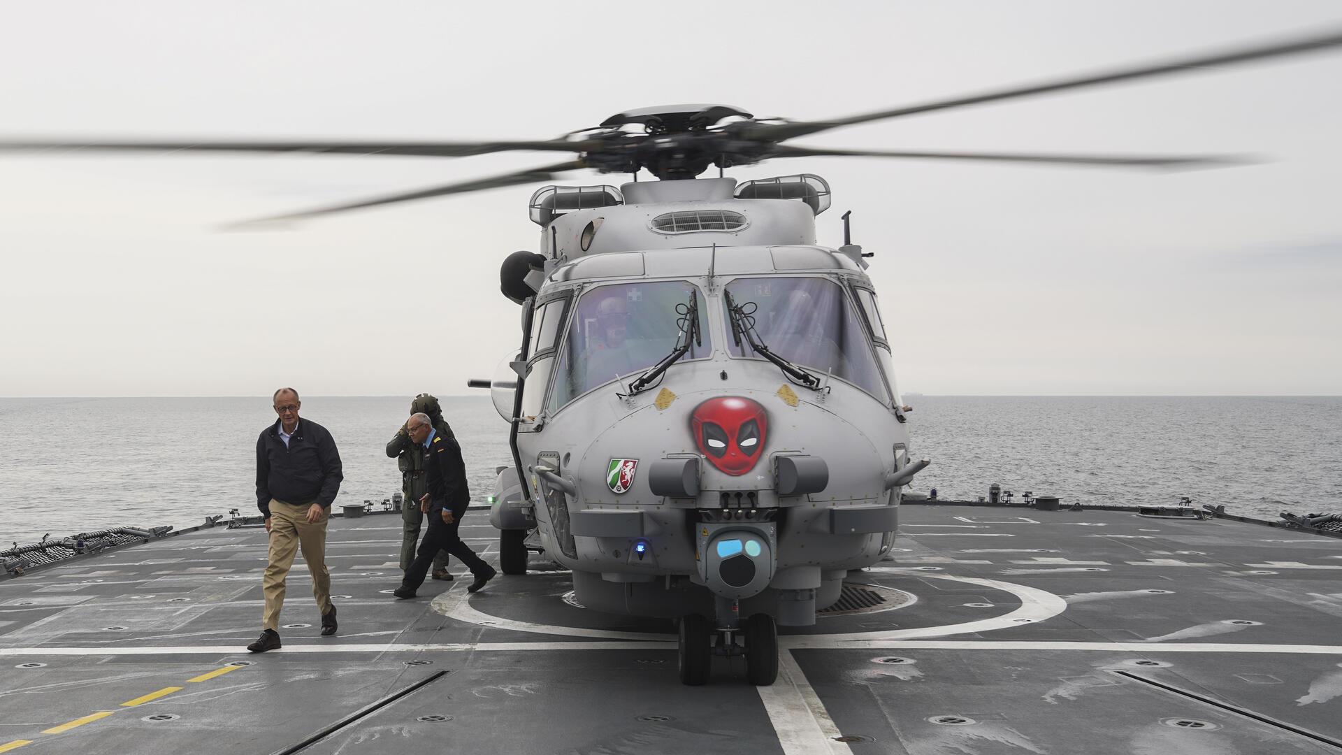 Ein Soldat und ein Mann, der aus dem Hubschrauber steigt