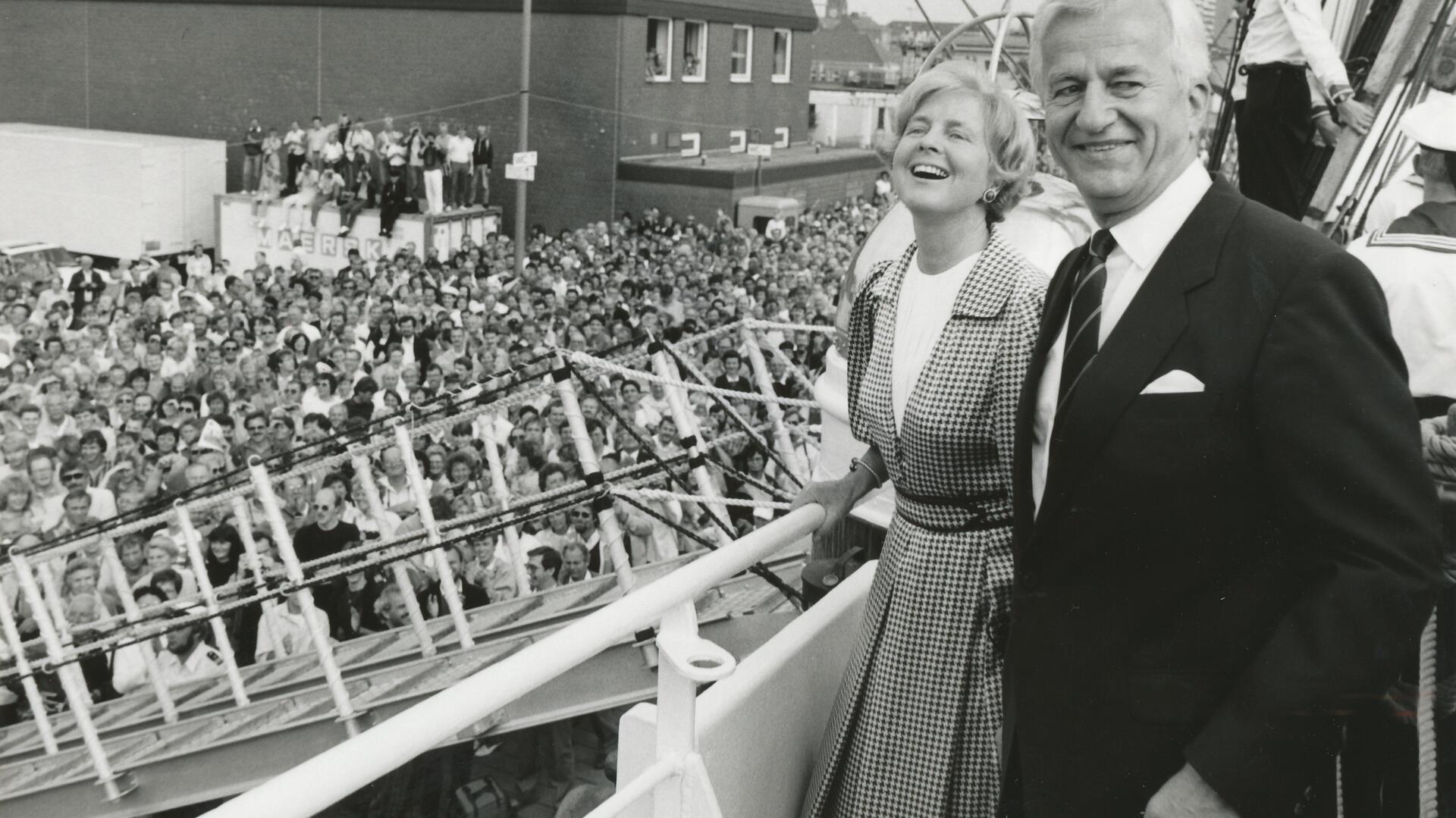 Bundespräsident Richard von Weizsäcker und Ehefrau Marianne atehen auf einem Schiff und zeigen sich den Besuchern der Sail 1986