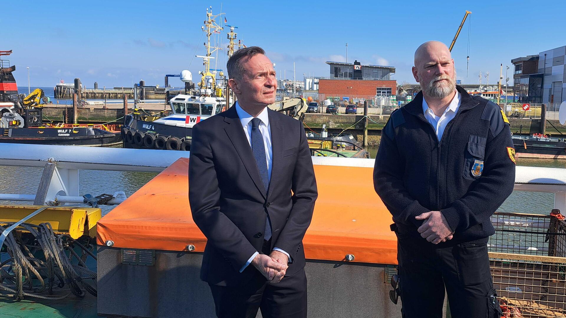 Bundesverkehrsminister Volker Wissing (parteilos) lässt sich von Kapität Jan Conrads (r.) das Mehrzweckschiff Neuwerk in Cuxhaven zeigen, das unter anderem vom Havariekommando eingesetzt wird. 
