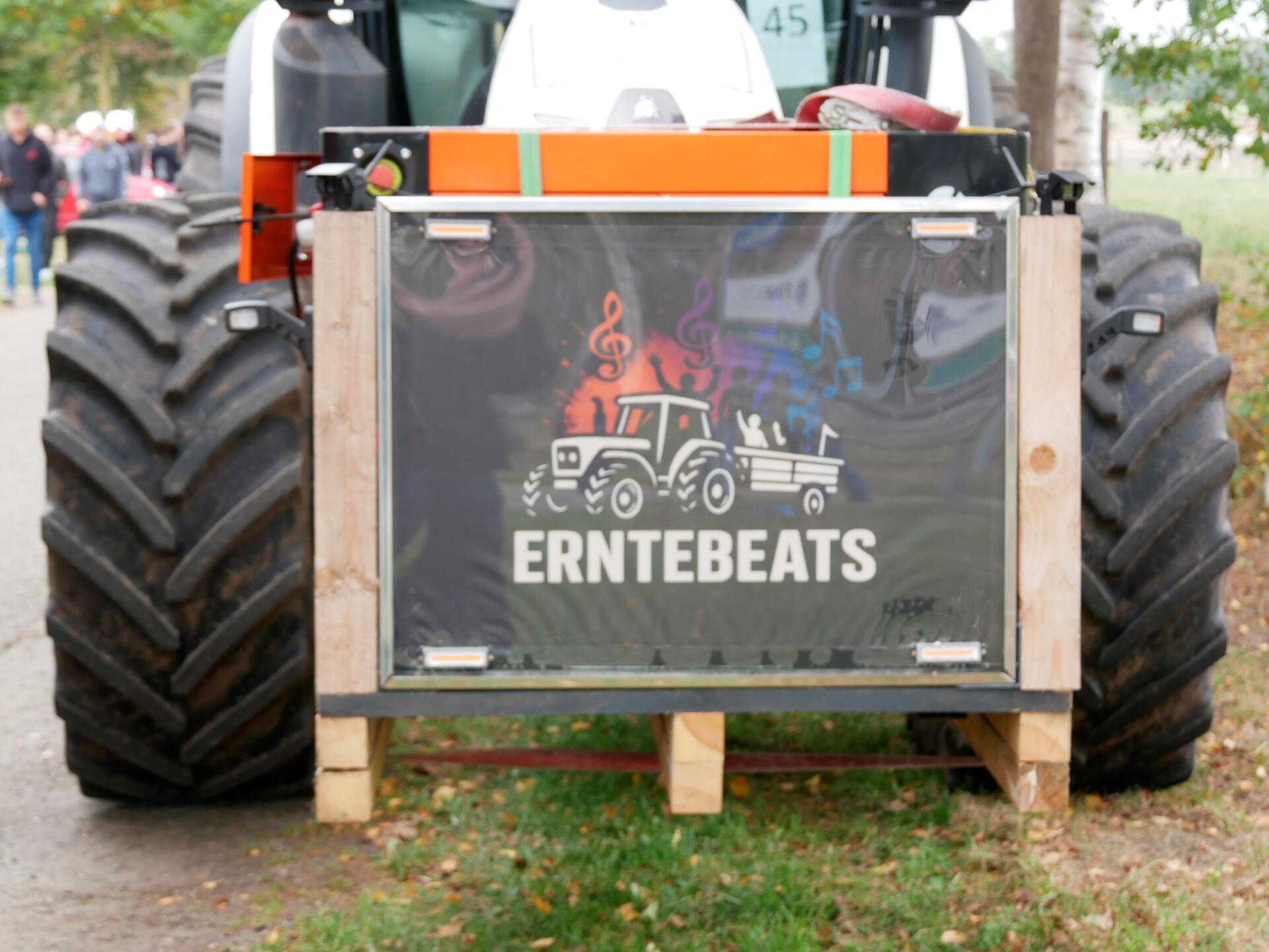 Bunt, laut und fröhlich - die Tarmstedter Erntewagenparade