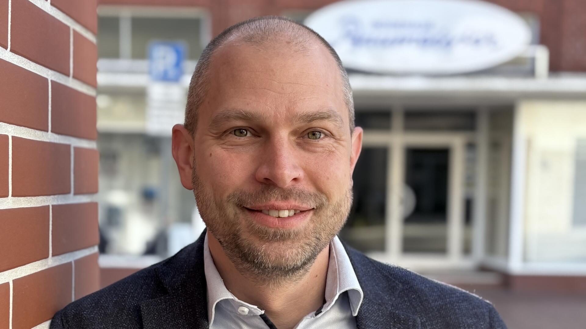 Ein Mann lächelt in die Kamera. CDU-Landtagsabgeordnete Eike Holsten wünscht sich Neuwahlen in Niedersachsen. Die SPD habe ihr Versprechen gebrochen.