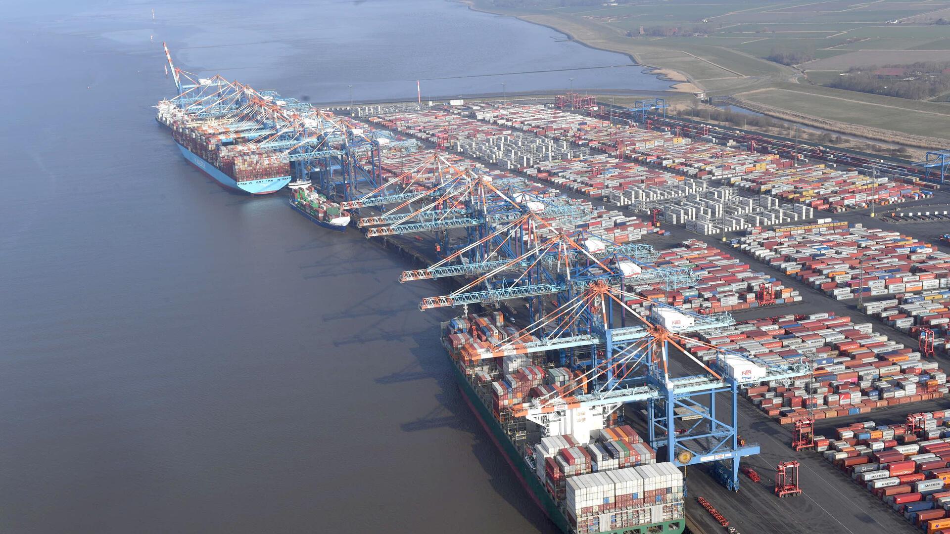 Schiffe am Containerterminal.