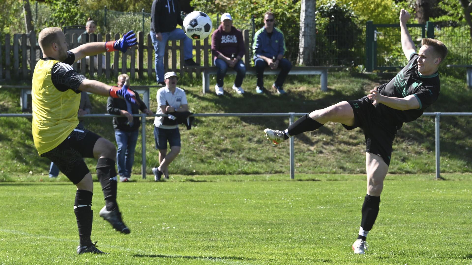 Chance für den TSV Karlshöfen: Philipp Lampe taucht frei vor Alfstedts Keeper Mika Koslowksi auf, verzieht die schwer zu nehmende Volley-Abnahme jedoch.