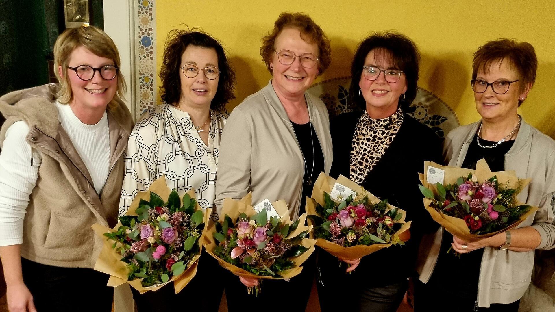 Chefin Sabrina Kosch (von links) würdigte die langjährigen Mitarbeiterinnen: Daniela Kück, Angela Wilshusen, Katrin Burfeind und Anette Bubbel.