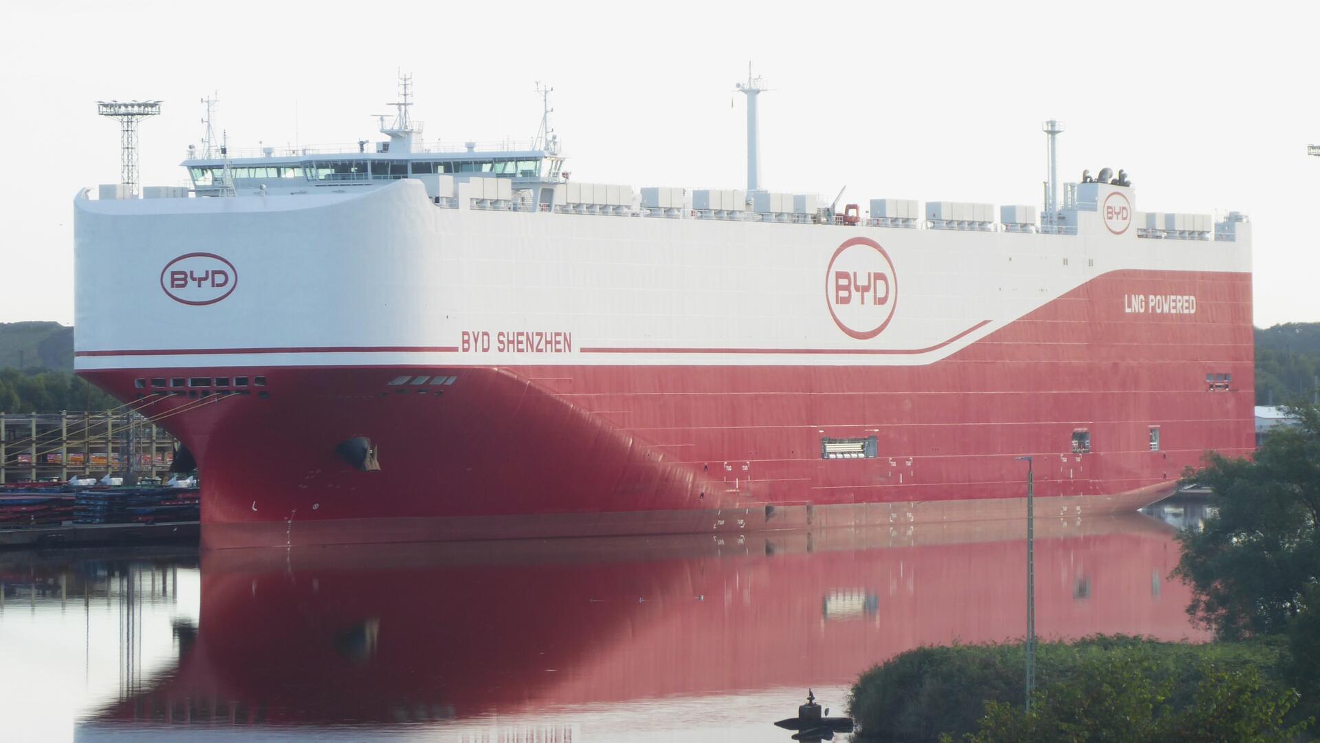 Ein Autofrachter liegt an der Kaje