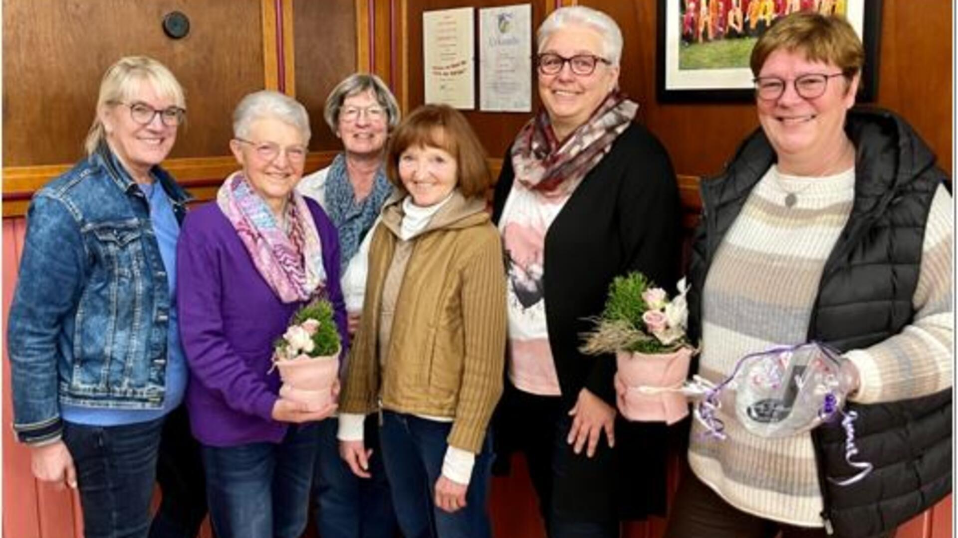 Chorleiterin Marie-Louise Baabe (links) und die erste Vorsitzende Silke Potthast (rechts) mit den geehrten und gewählten Sängerinnen: (von links) Marga Swinke, Martina Schlösser, Irmgard Dankers und Angelika Glüsing.