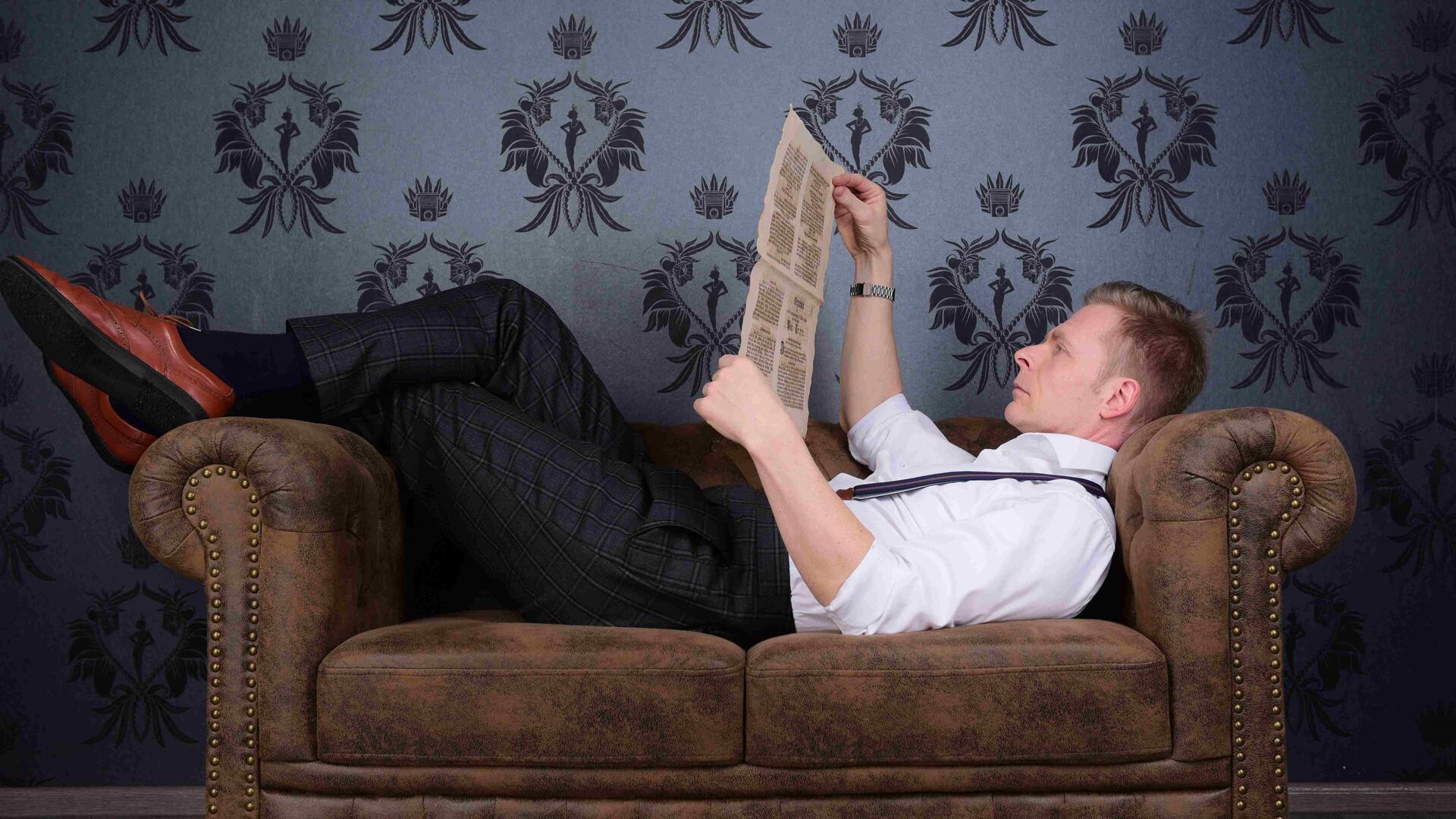 Christian Brandes liegt auf dem Sofa. 