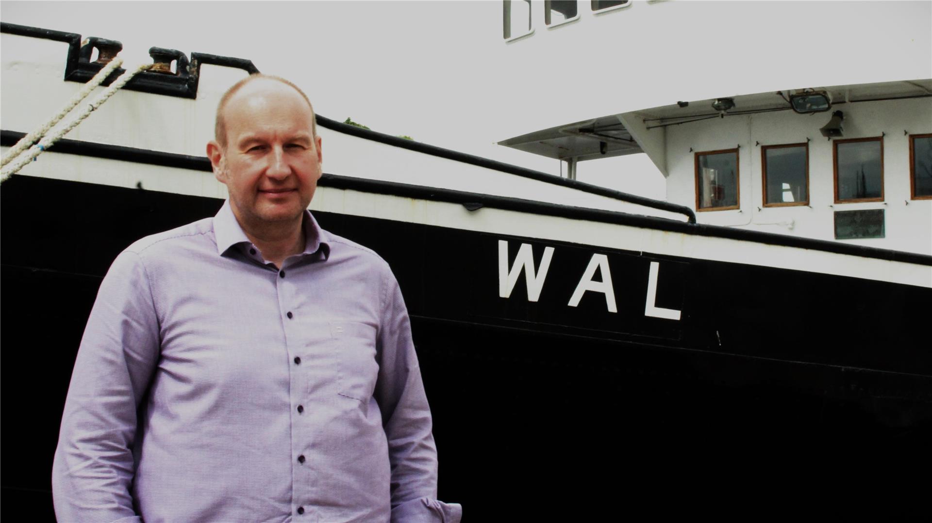 Christian Risse vor dem Dampfeisbrecher „Wal“.