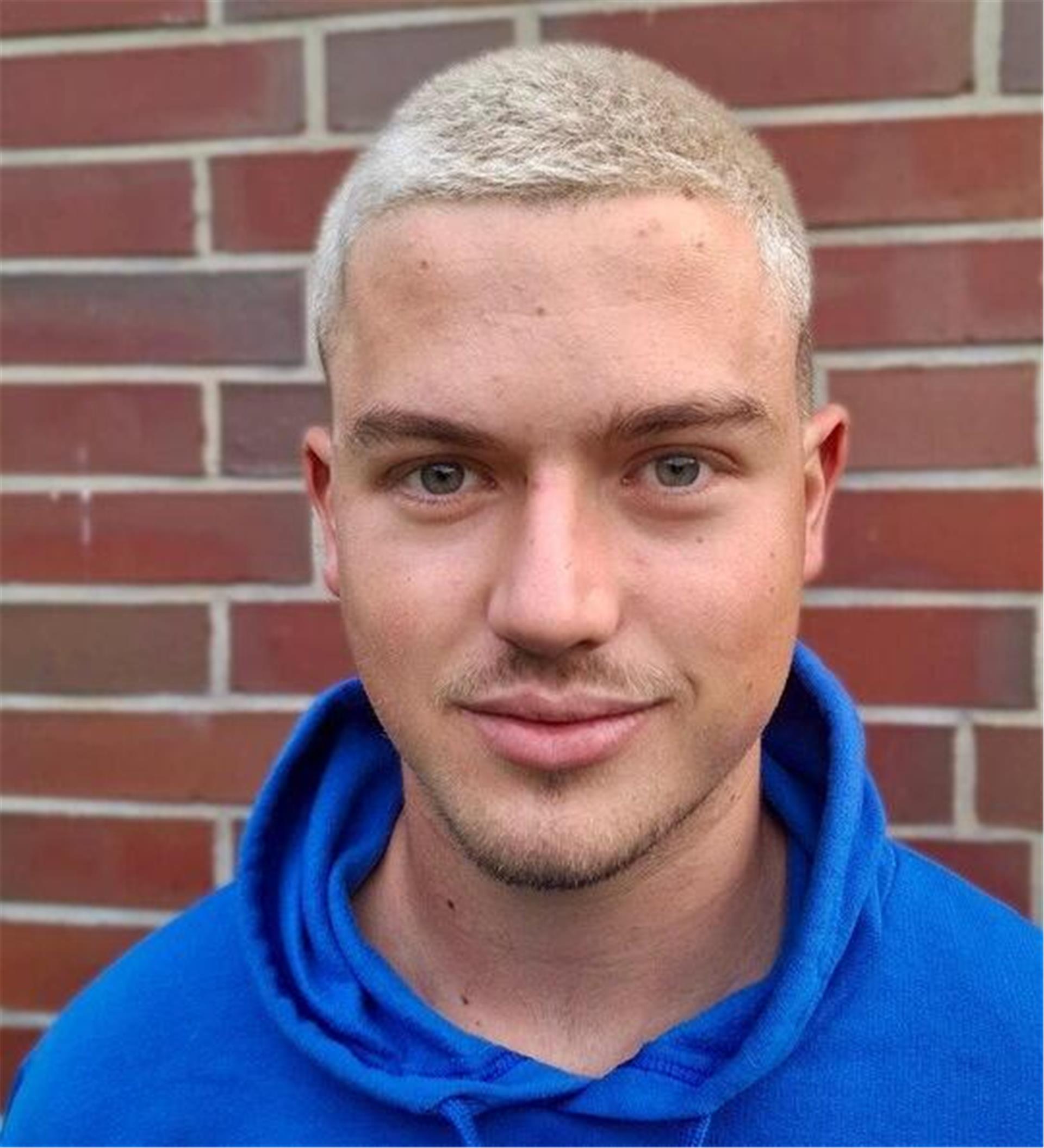 Porträtfoto von Christian Saathoff. Er trägt einen blauen Hoodie und kurze, blonde Haare.