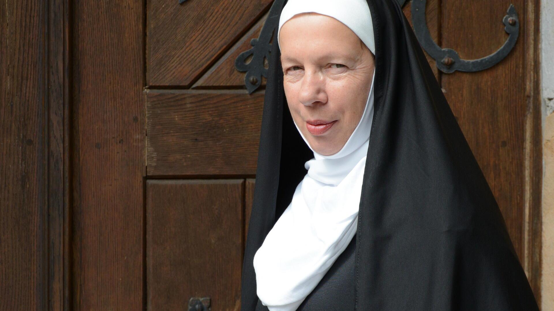Christiane Kaiser schlüpft für die Führung in das Gewand der strengen Äbtissin Eilike von Vahrendorf.