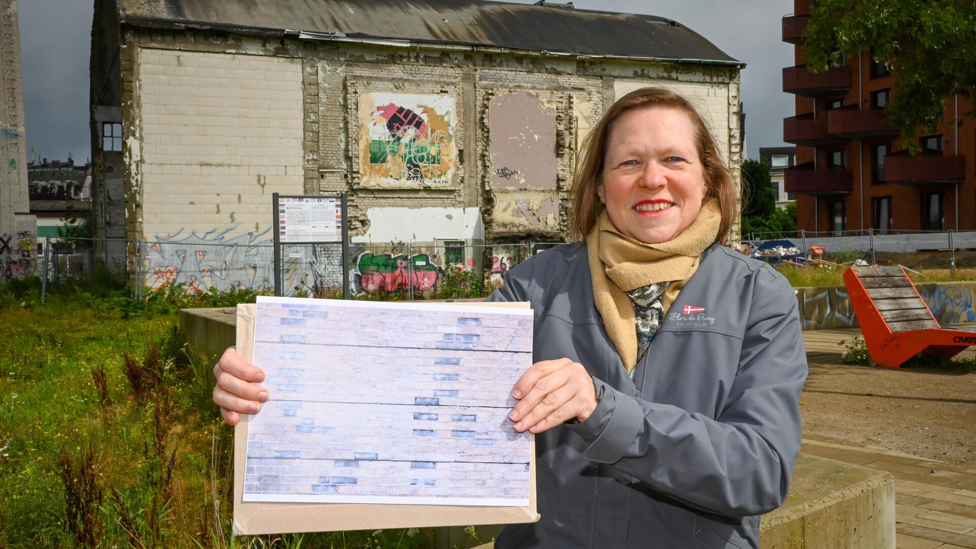 Christine Kisorsy hat 24 Gebäude ausgewählt, die die Firma Kistner in Bremerhaven errichtet hat. Dabei nimmt die Fotografin die Fassaden in den Blick und richtet ihre Kamera auf Details.