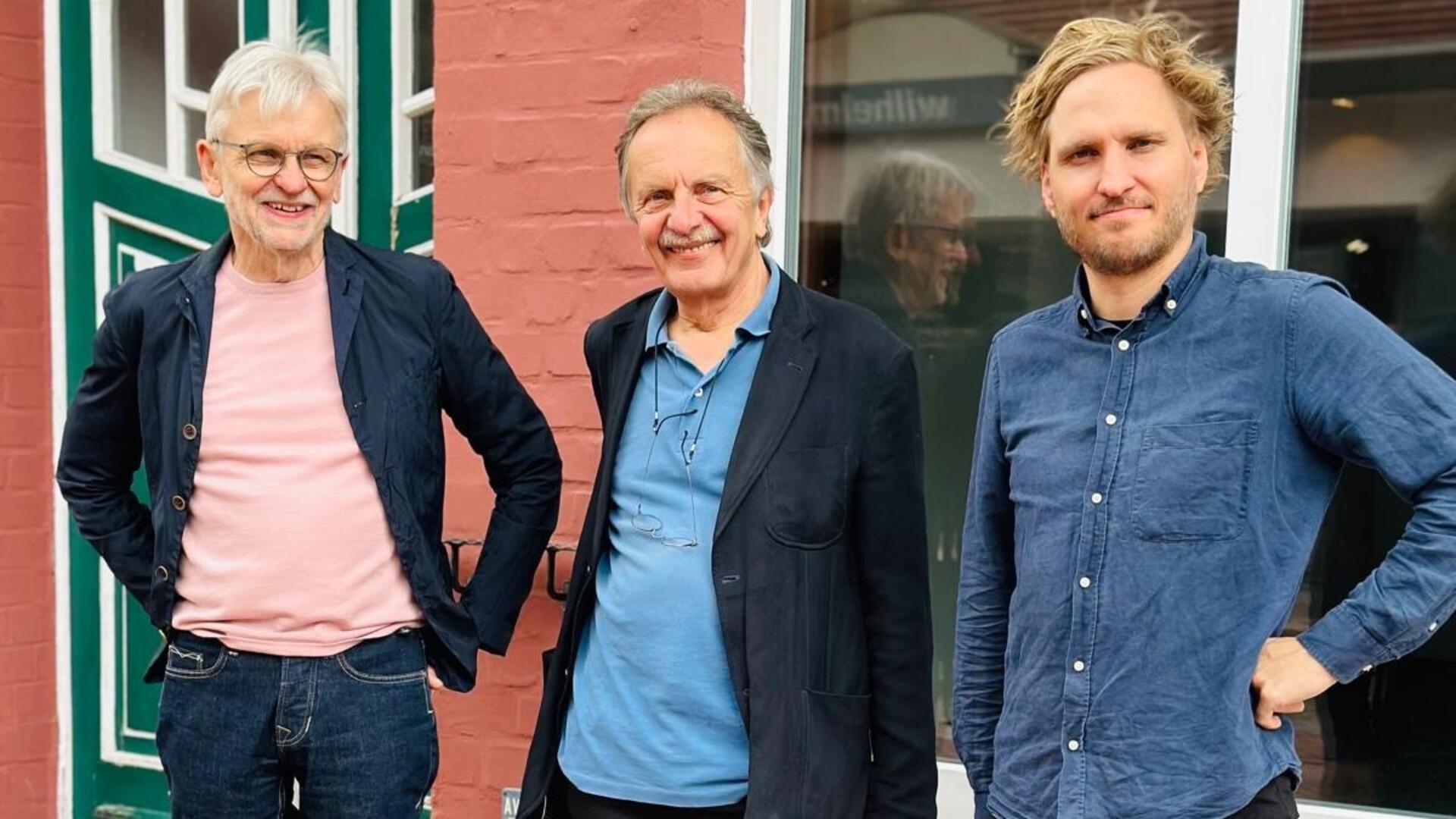 Clemens Tremmel (rechts), der Bremervörder Stadtmaler 2025, war vor Kurzem zu Besuch in der Ostestadt. Gemeinsam mit Wilfried Riggers (von links) und Georg Tretzmüller vom Kultur- und Heimatkreis nahm er seine künftigen Atelierräume in der Brunnenstraße in Augenschein. 