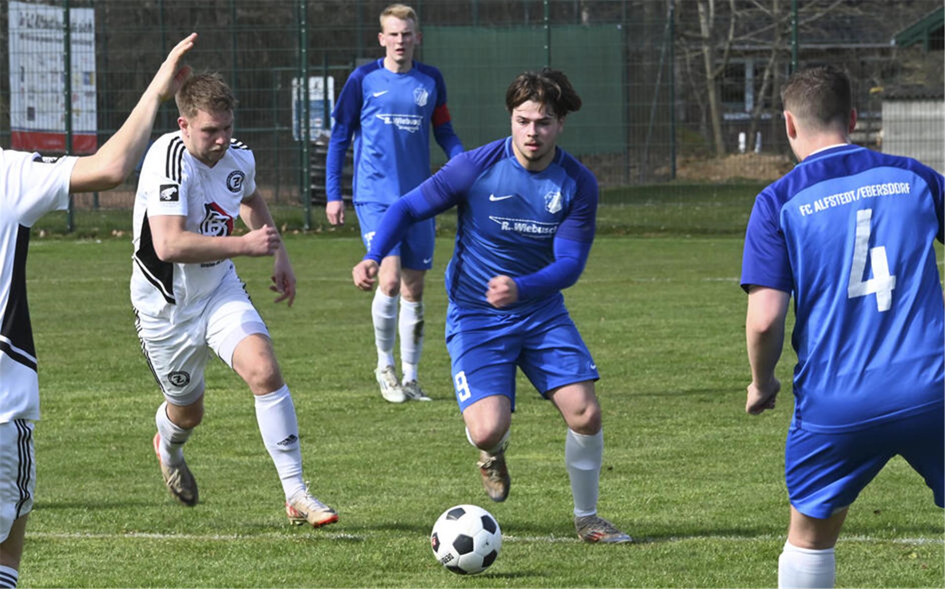 Connor Lührs (rechts) setzt sich gegen seinen Zevener Gegenspieler durch, während aus dem Hintergrund Kapitän Tetje Neumann zuschaut. Am Ende mussten sich die FCer mit einer Punkteteilung begnügen.