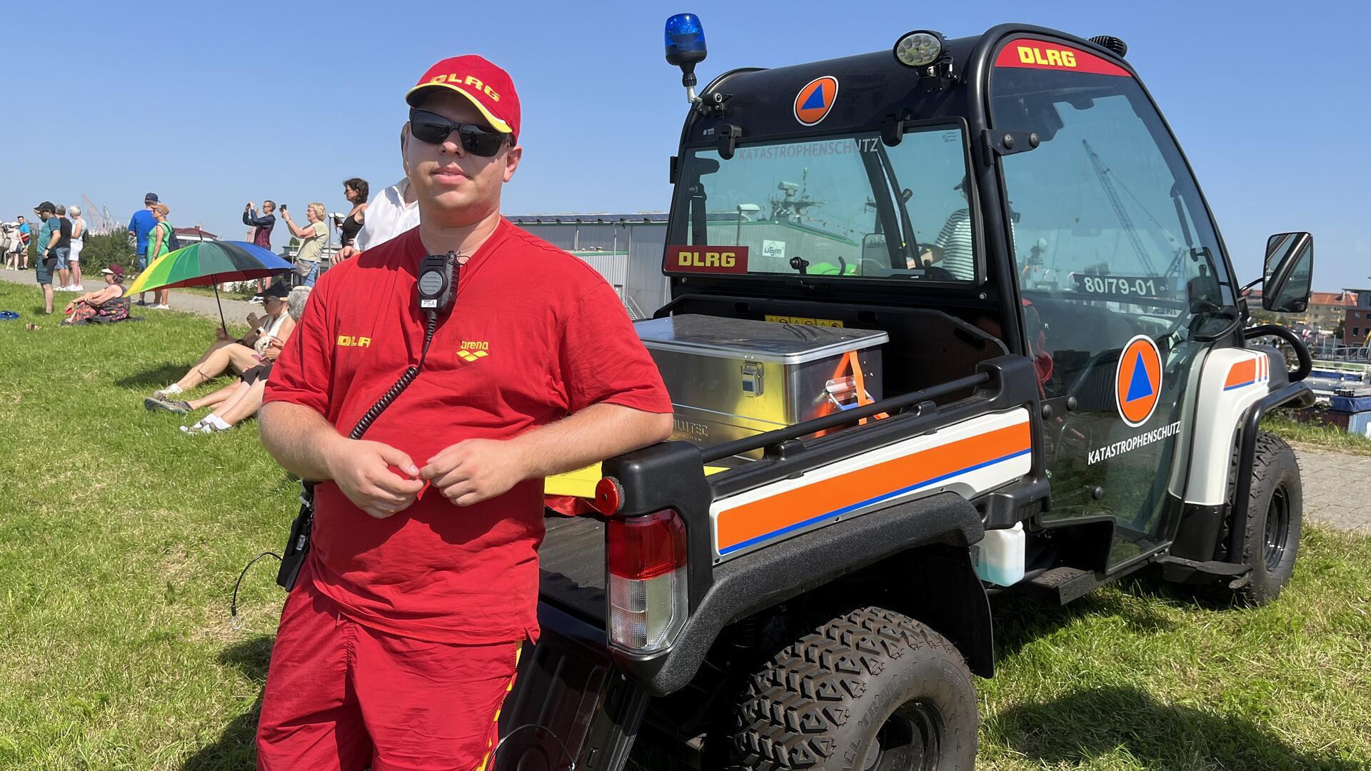 DLRG-Helfer Dennis Lemmermeier passt auf dem Deich auf die Besucher auf. Die Rettungsschwimmer sind auch als Sanitäter ausgebildet und könnten jederzeit helfen. 