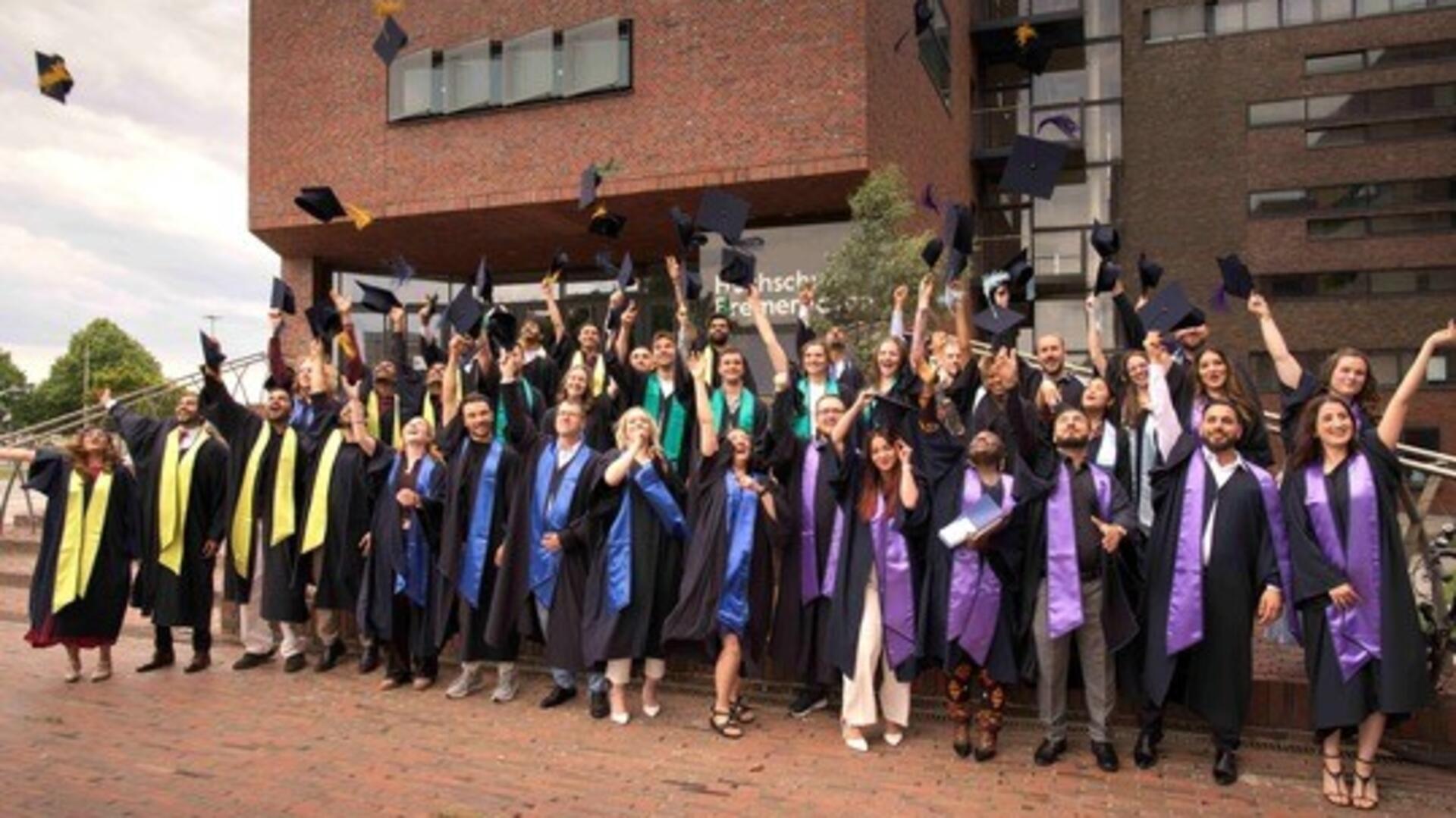 Da fliegen vor Glück und Erleichterung die akademischen Hüte: 121 Absolventinnen und Absolventen haben ihren erfolgreichen Studienabschluss an der Hochschule Bremerhaven gefeiert. 