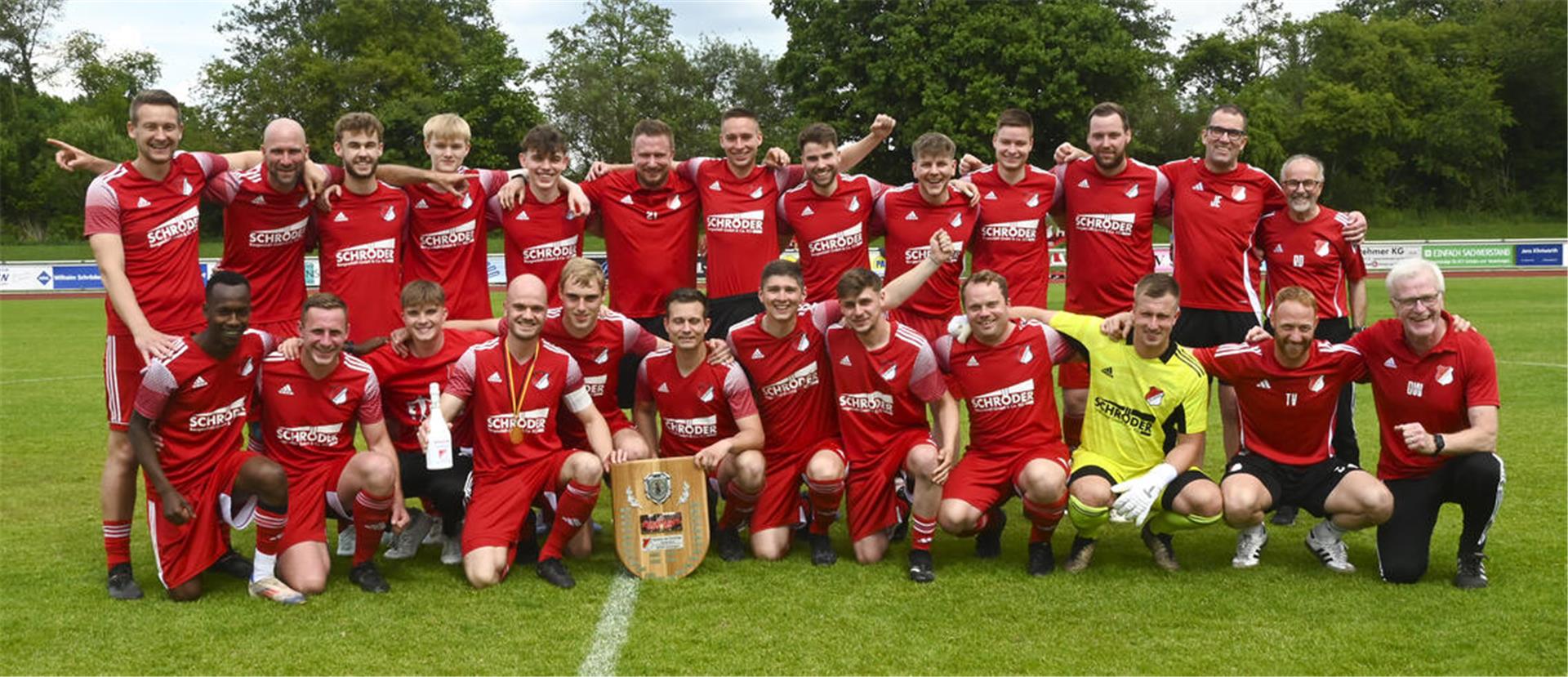 „Da ist das Ding!“: Vor der Partie gegen FC Walsede bauten sich Team und Trainer des MSTV Selsingen mit der „Schale“ für das Meisterfoto auf.