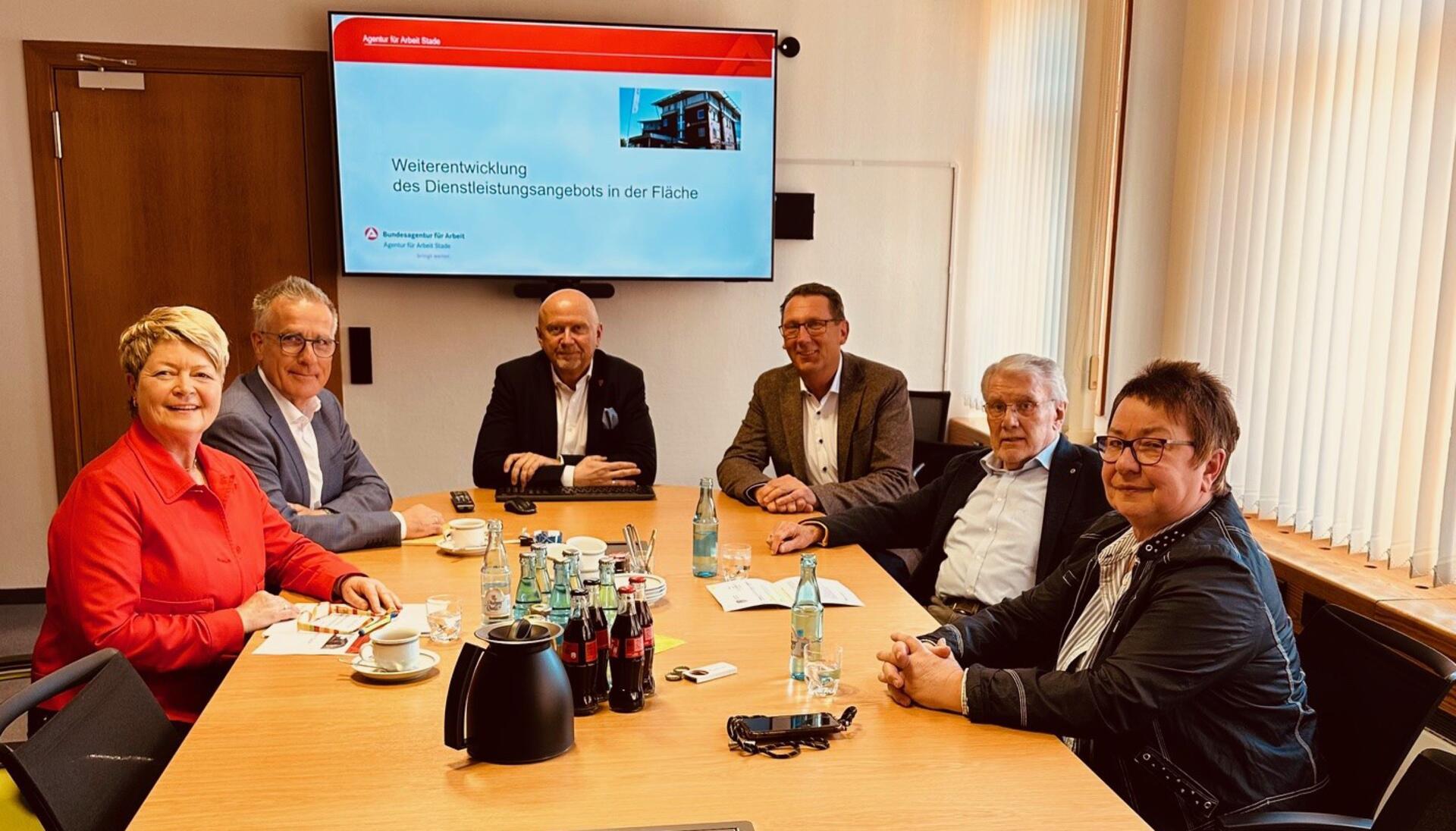 Dagmar Froelich (von links) und Oliver Lemke von der Agentur für Arbeit, Bürgermeister Michael Hannebacher, Erster Stadtrat Thorsten Küver, Uwe Matthias (CDU) und Doris Brandt (SPD) diskutierten im Bremervörder Rathaus über die Zukunft des Bremervörder Standortes der Arbeitsagentur.