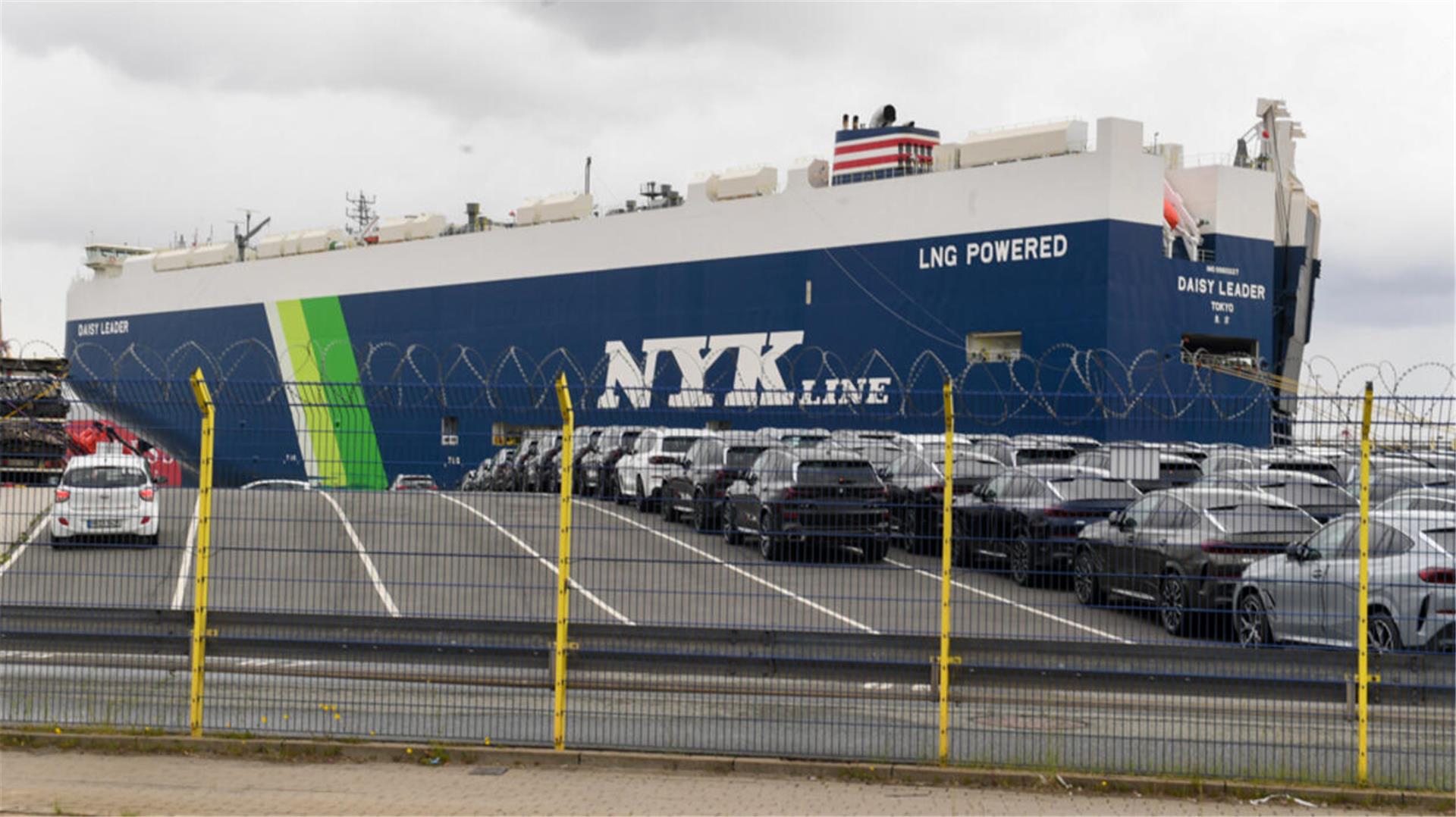 Ein Autotransporter i m Hafen.