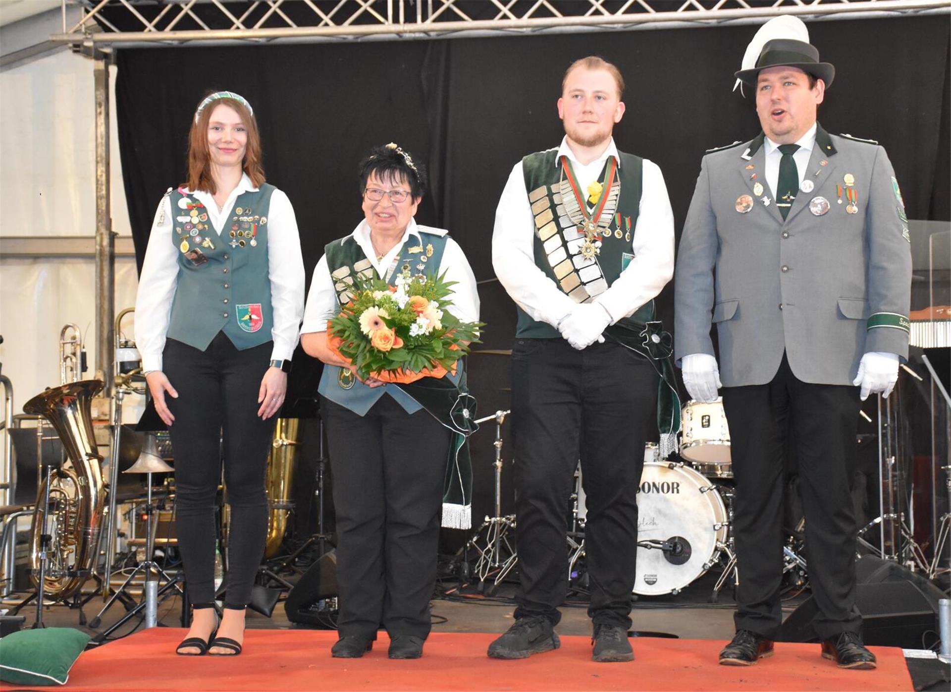 Damenkönigin Petra Erxleben und Jugendkönig Felix Kröger mit ihren Begleitern Lorena Rode und Niklas Bünting. 