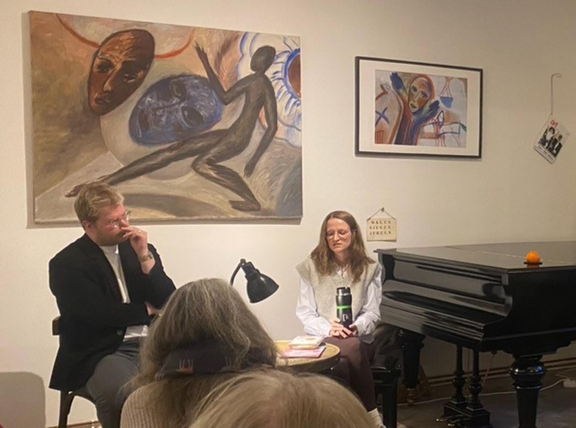 Daniel Schmidt und Gianna Lange bei der jüngsten literarischen Veranstaltung auf dem Barcheler Tügel-Hof.