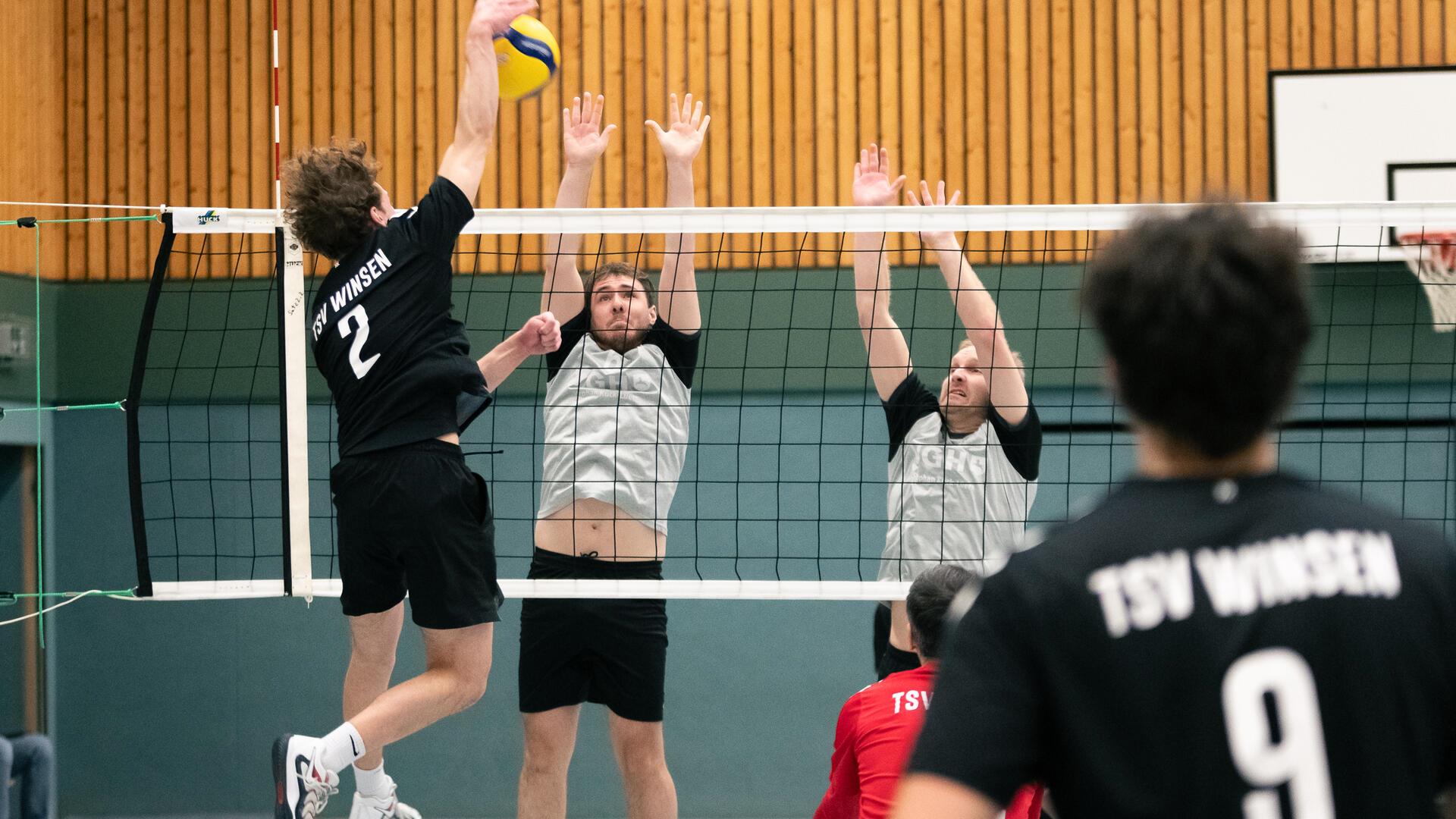Daniel Schreiber und Jan-Christoph Viebrock beim Block gegen den TSV Winsen. Im letzten Spiel der Saison mussten sie mit dem MTV Wilstedt eine bittere Niederlage beim MTV Tostedt hinnehmen.