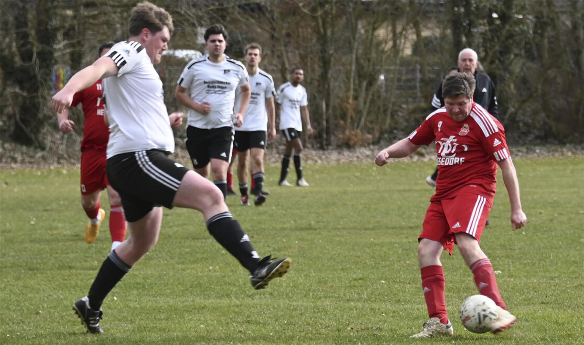 Daniel Tiedemann avancierte beim 2:1 des MTV Hesedorf III gegen den SV Ippensen II zum Matchwinner. Hier zieht er in der Nachspielzeit ab und markiert mit seinem zweiten Treffer den Endstand.