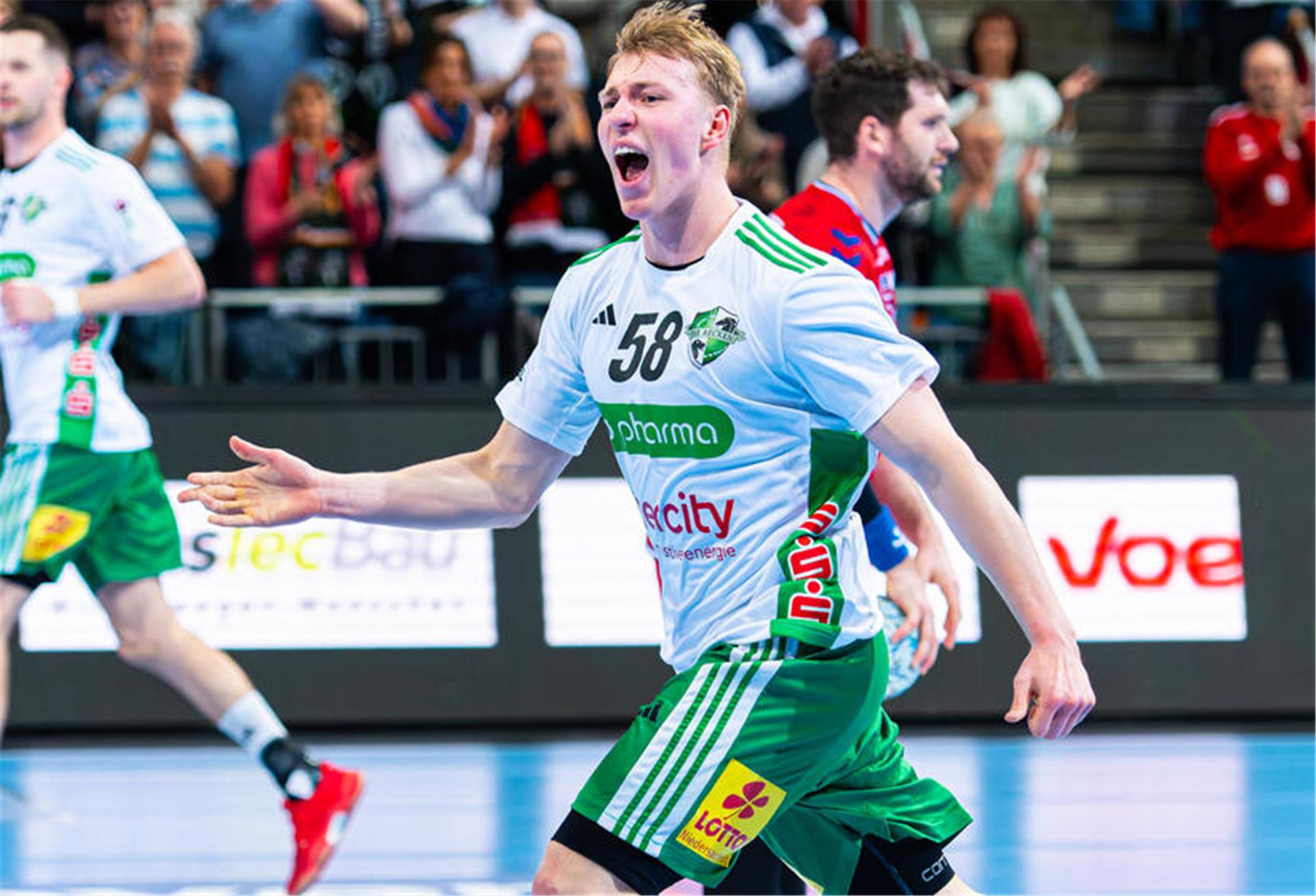 Daniel Weber jubelt am 27. März über einen Treffer gegen die SG BBM Bietigheim. Gestern Abend spielte der TSV Hannover-Burgdorf gegen den TBV Lemgo Lippe, und Daniel hoffte auf einen Kurzeinsatz in der ZAG-Arena vor erwarteten 8.000 Zuschauern.