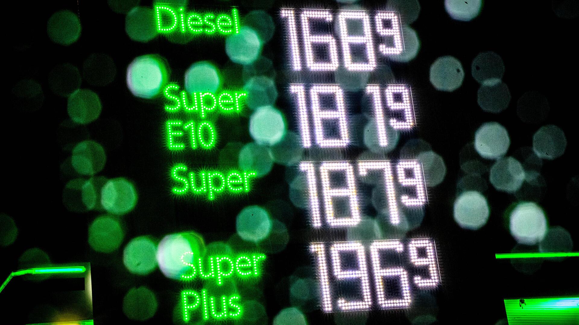 Tanken Bremerhaven
günstig tanken Bremerhaven
Benzinpreise Bremerhaven
aktuelle Spritpreise Bremerhaven
Tankstellen Bremerhaven
Super E5 Preise Bremerhaven
E10 Preis Bremerhaven
Dieselpreis Bremerhaven
billigste Tankstelle Bremerhaven
Live Benzinpreise Bremerhaven