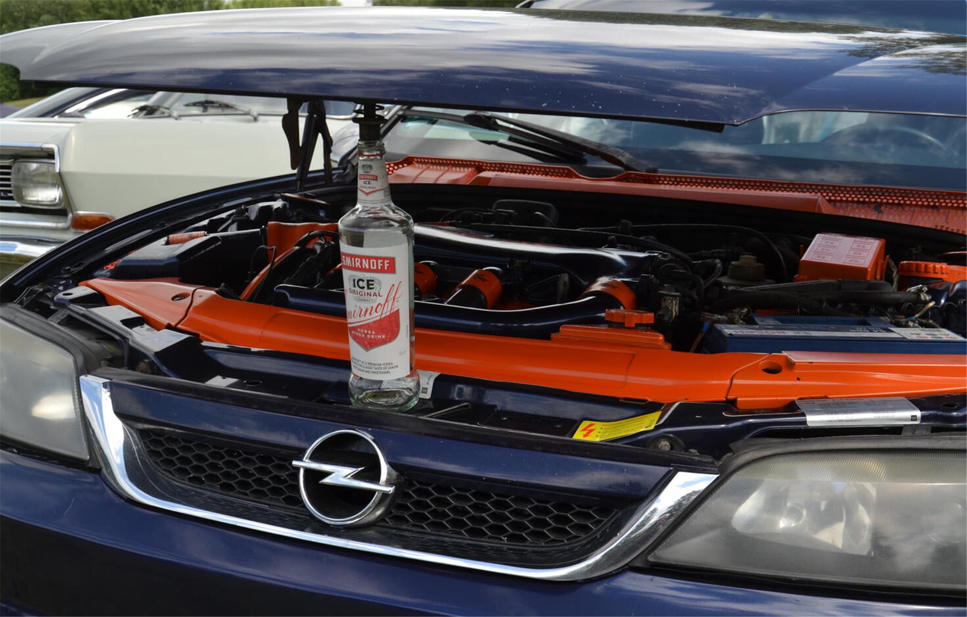 Dank der Falsche wird aus der Motorhaube ein Motordach. 