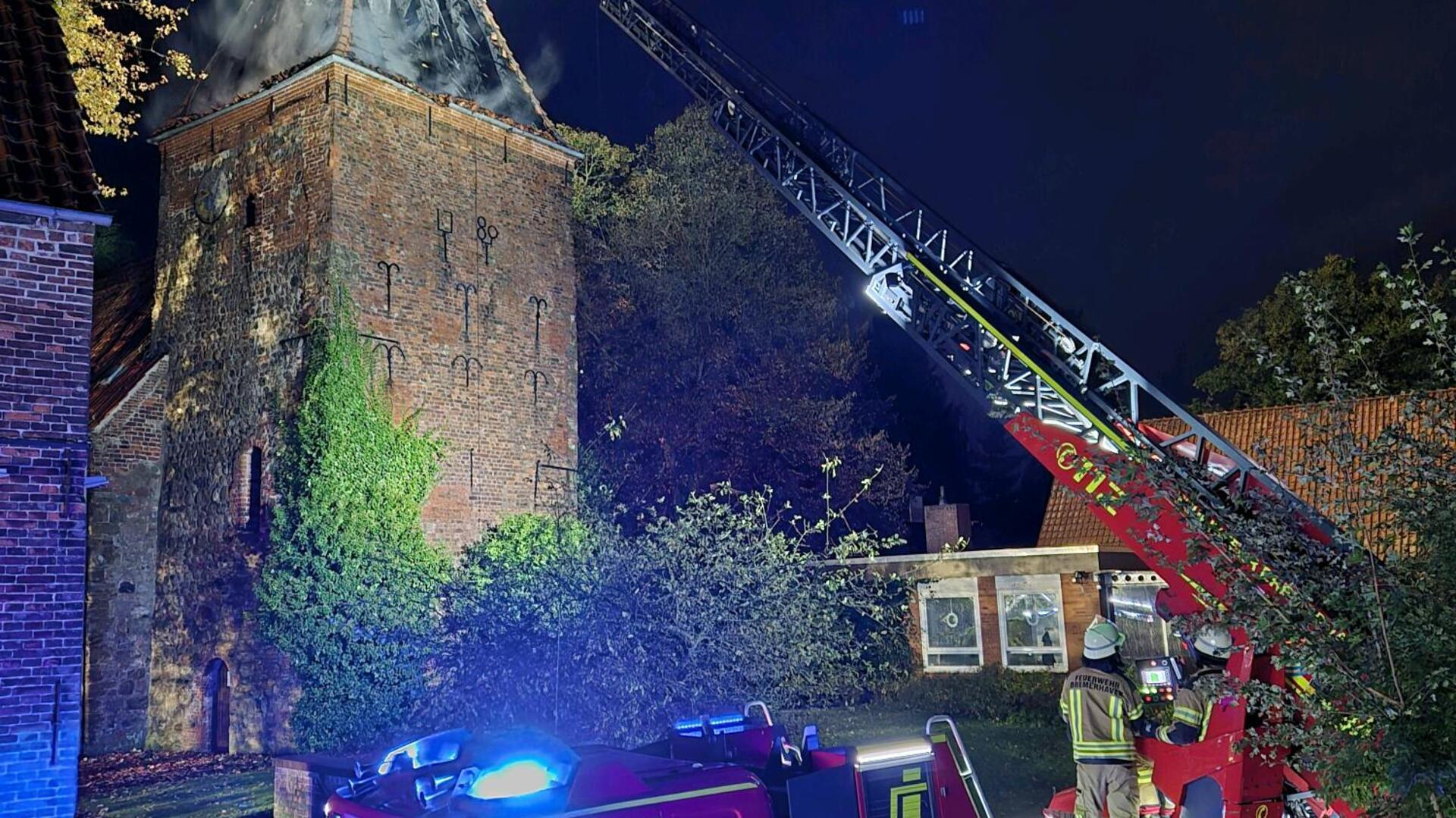 Kirchturm in Bremerhaven in Flammen: Feuerwehr verhindert Großbrand Bildnachweis: Feuerwehr Bremerhaven.Bildunterschrift: Brand Kirche Bremerhaven WulsdorfDank des schnellen Einsatzes der Feuerwehr Bremerhaven konnte das Kirchenschiff vor den Flammen gerettet werden.