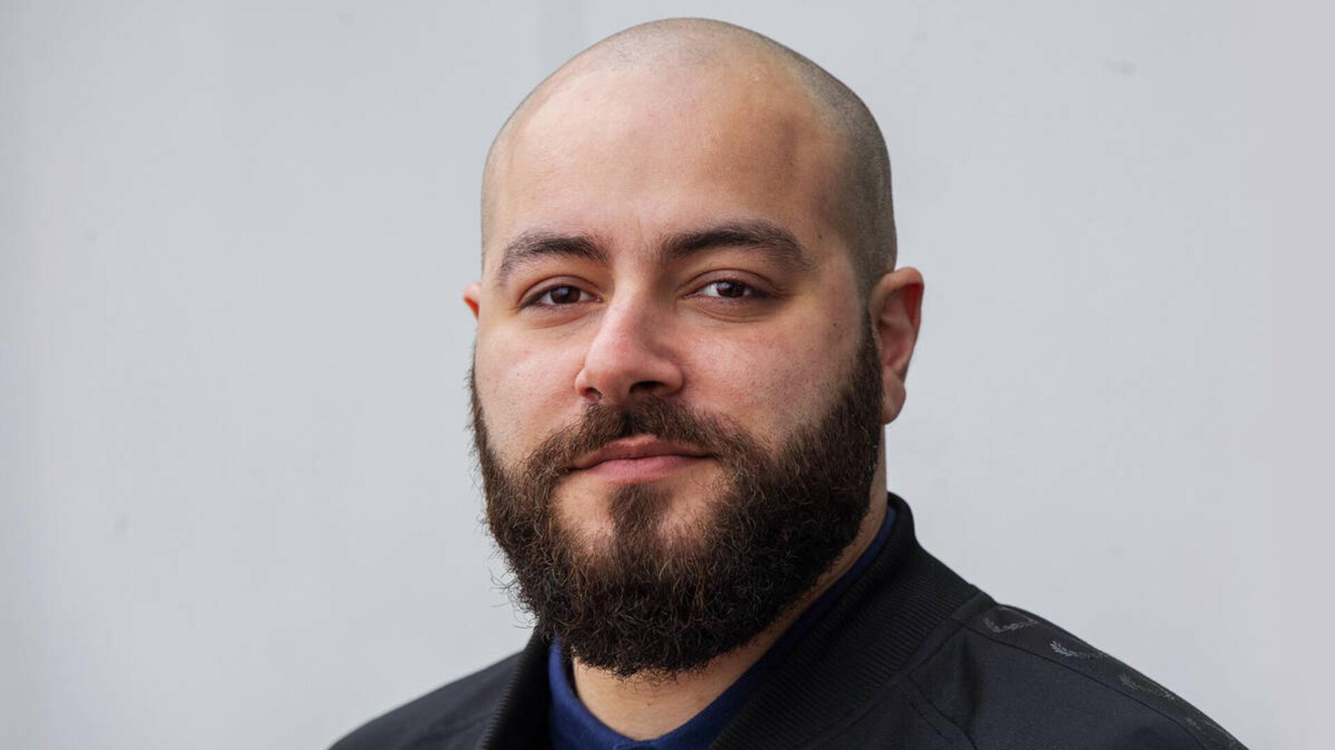 Porträt von Darius Hassanpour.