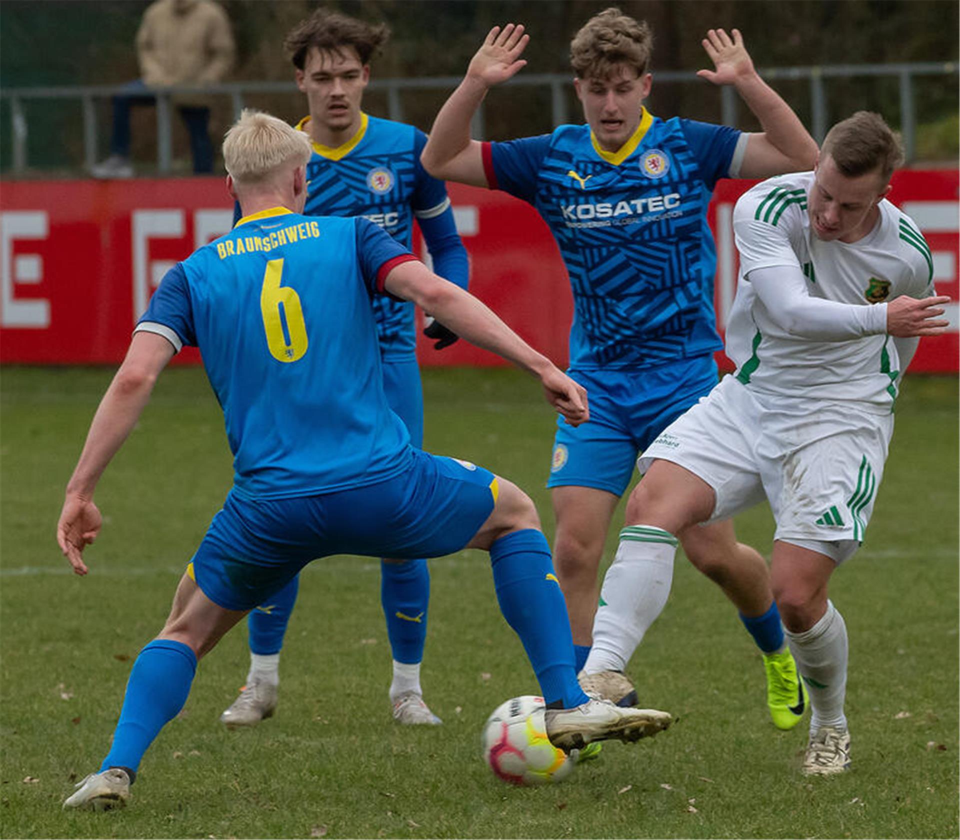 Heeslinger SC zahlt gegen Eintracht Braunschweig Lehrgeld und unterliegt mit 1:2 Darvin Stüve hatte gegen die gut gestaffelte Braunschweiger Abwehr einen denkbar schweren Stand.