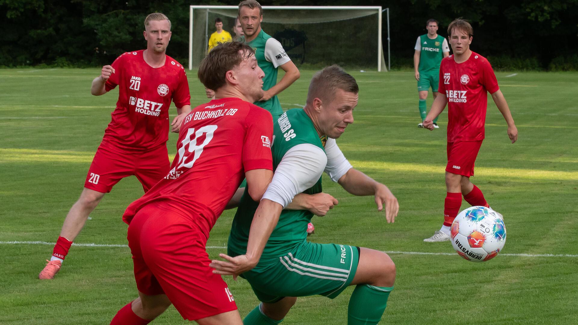 Zwei Männer in Sporttrikots kämpfen um einen Ball.