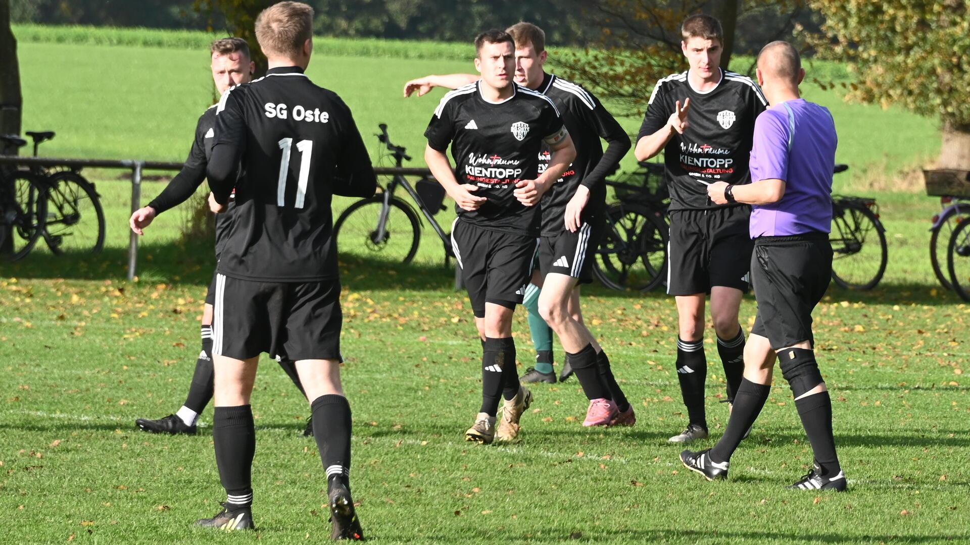 Das 1:1 für die SG Oste besorgte Willem van der Kooi. Schiedsrichter Guido Ehlers notiert den Namen für die Statistik.