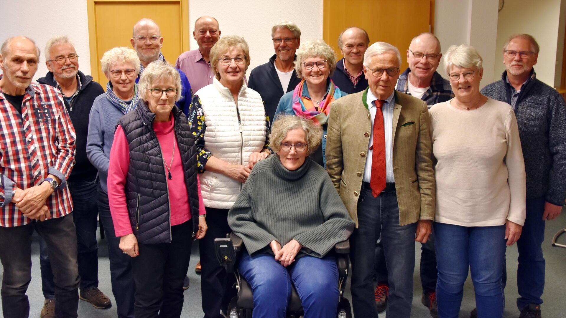 Eine Gruppe von 15 Senioren posiert für ein Bild.