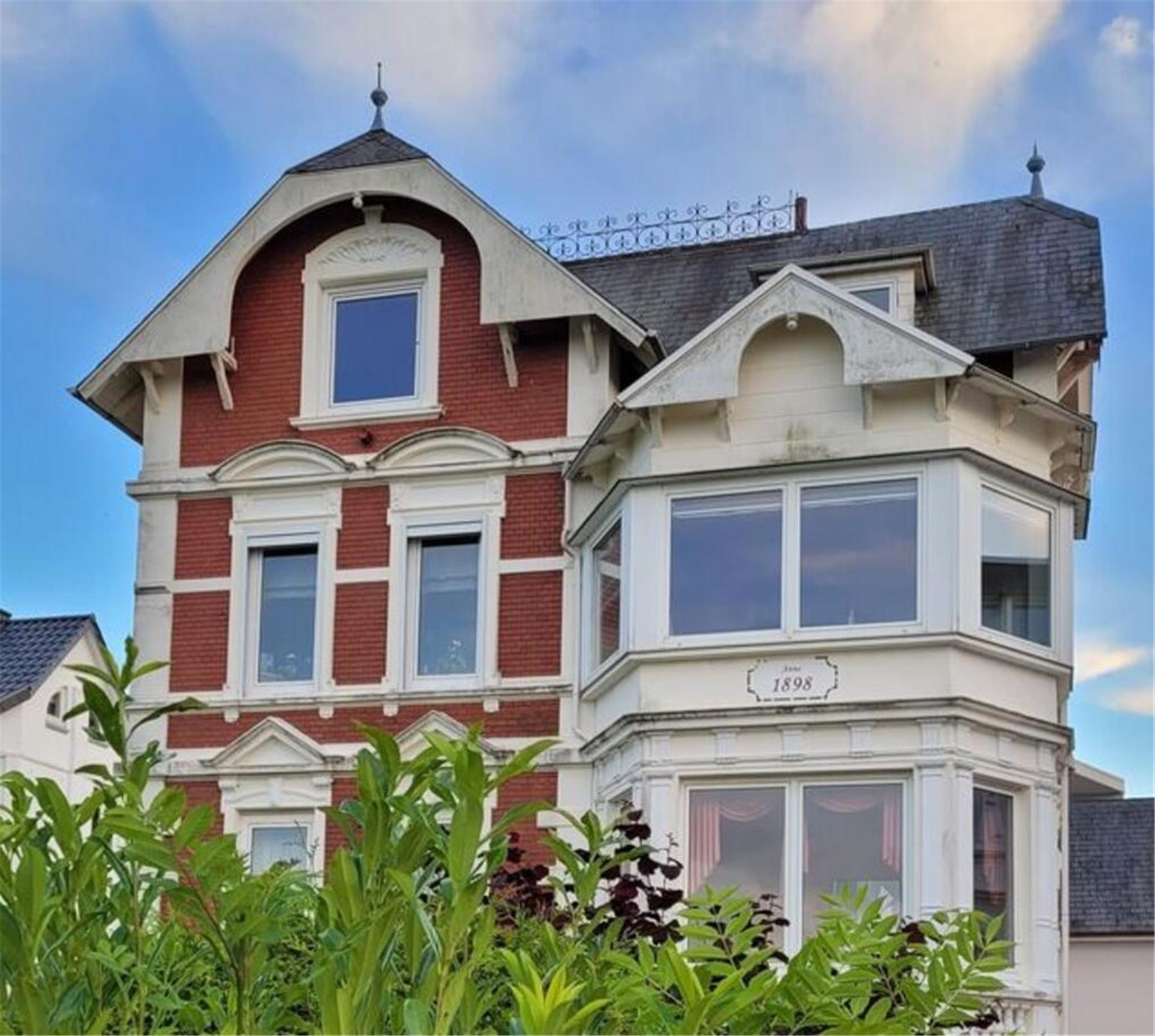 Das 1898 erbaute Mehrfamilienhaus an der Dohrmannstraße in Cuxhaven besticht durch seine direkte Lage am Deich.