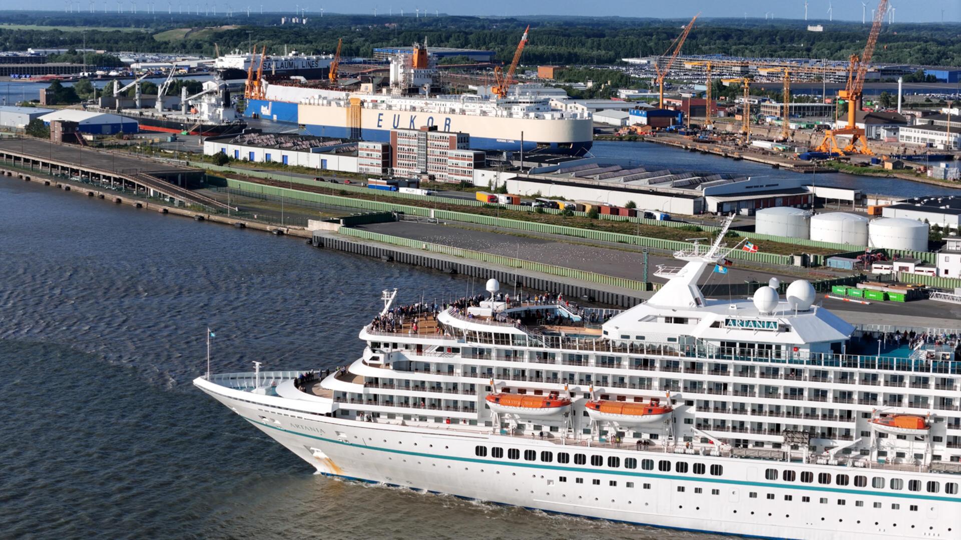 Das Ablegen der "Artania" in Bremerhaven aus der Luft fotografiert.