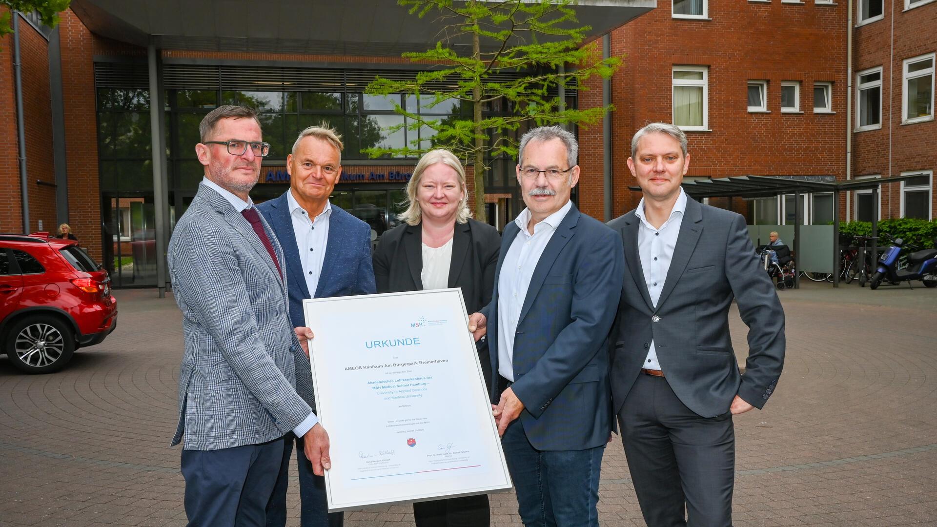 Das Ameos-Klinikum Bremerhaven freut sich über die Urkunde und Anerkennung als Lehrkrankenhaus der Medical School Hamburg: (von links) Dr. Oliver Herden-Kirchhoff, Ärztlicher Direktor Ameos-Klinikum Bremerhaven, Ameos-Vorstandsmitglied Michael Dieckmann, Regionalgeschäftsführerin Katja Loesche, Prof. Dr. Detlef E. Dietrich, Ärztlicher Direktor Ameos-Klinikum Hildesheim und Stefan Gronholz, Krankenhausdirektor Ameos-Klinikum Bremerhaven.