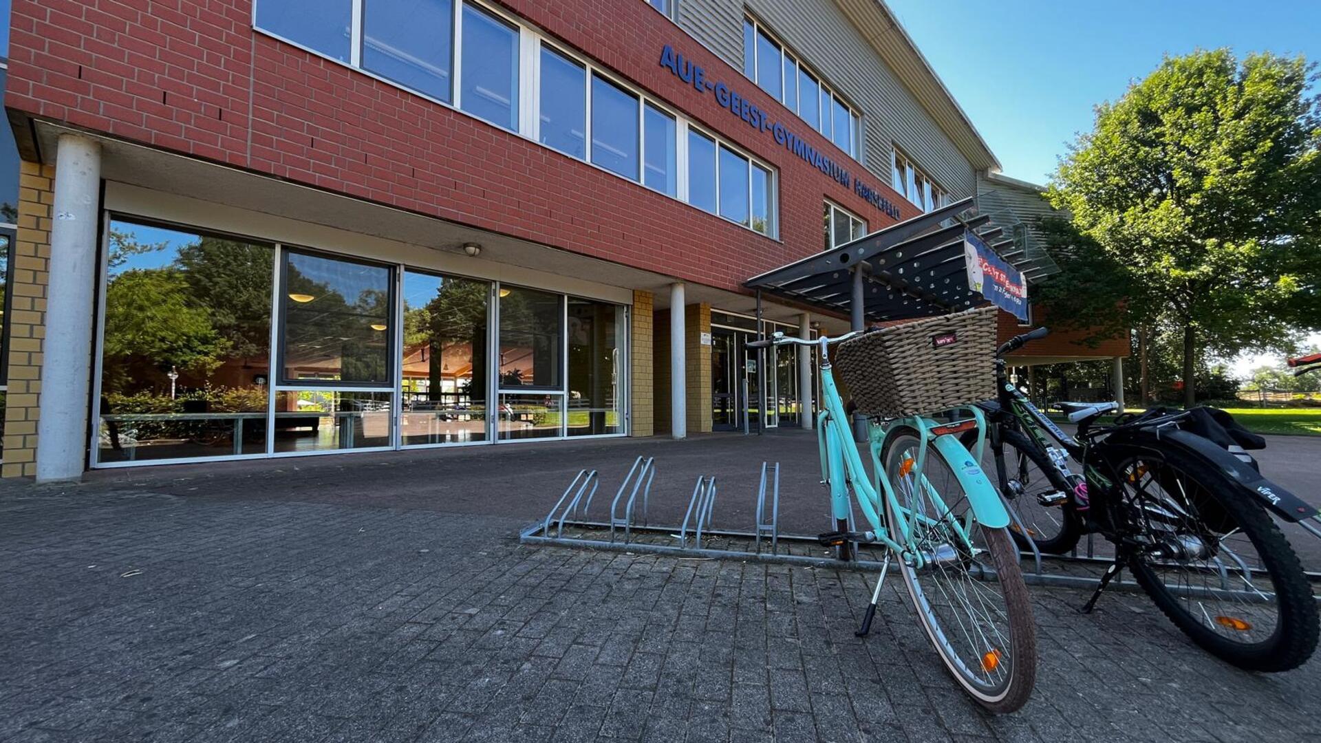Ein Gebäude, davor stehen zwei Fahrräder. 