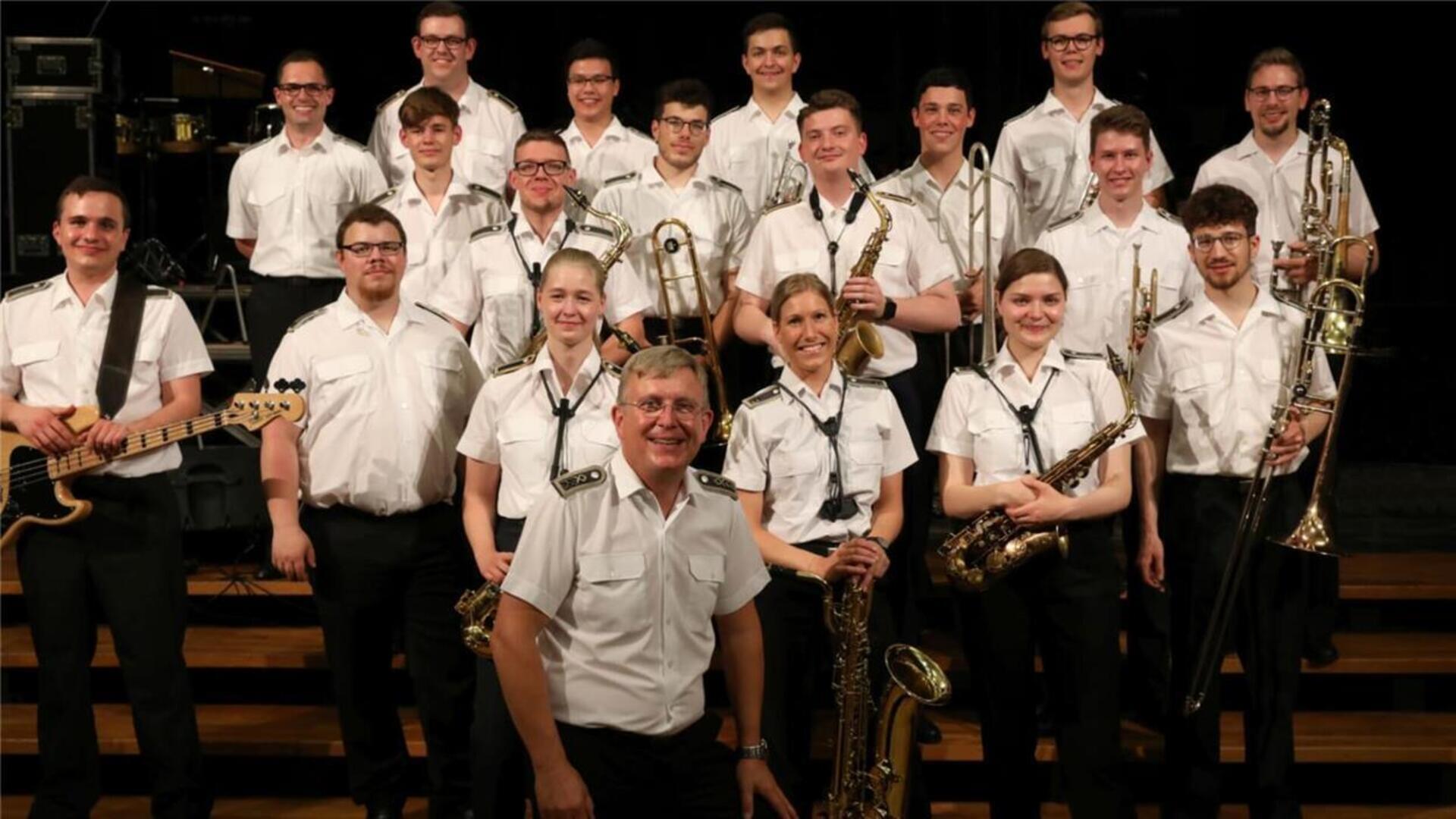 Das Ausbildungsmusikkorps der Bundeswehr gastiert am 24. Mai um 19 Uhr im 
 Rathaussaal Zeven für ein Konzert zugunsten der Torfteufel Worpswede. 