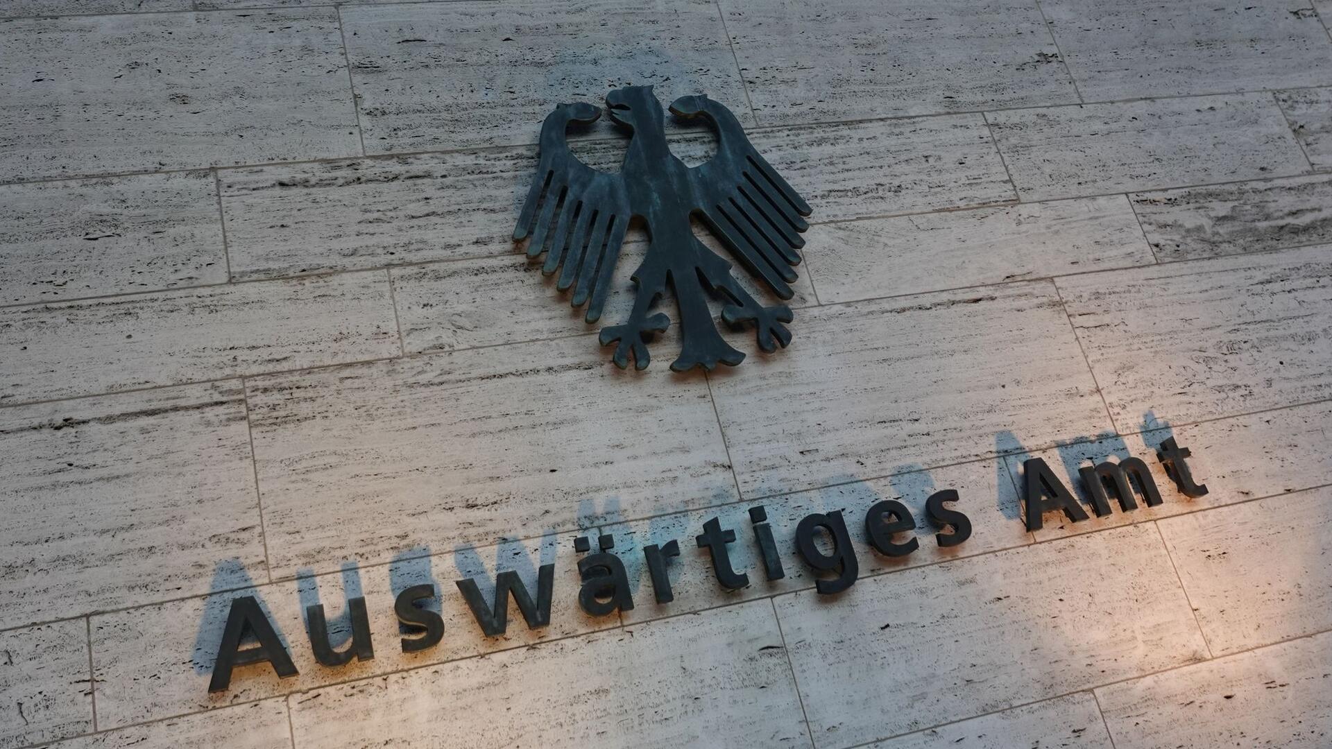 Das deutsche Wappen und der Schriftzug „Auswärtiges Amt“ sind an einer Außenwand am Eingang zum Auswärtigen Amt angebracht.