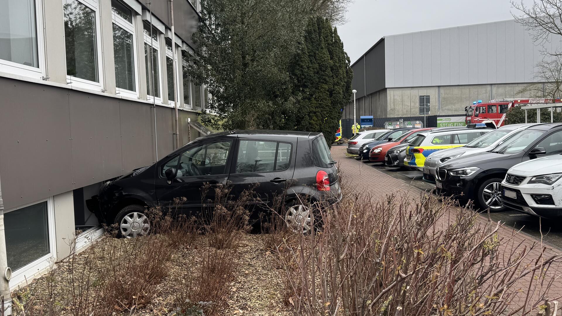 Das Auto der 87-Jährigen fuhr durch ein Beet gegen die Wand des Loxstedter Rathauses.