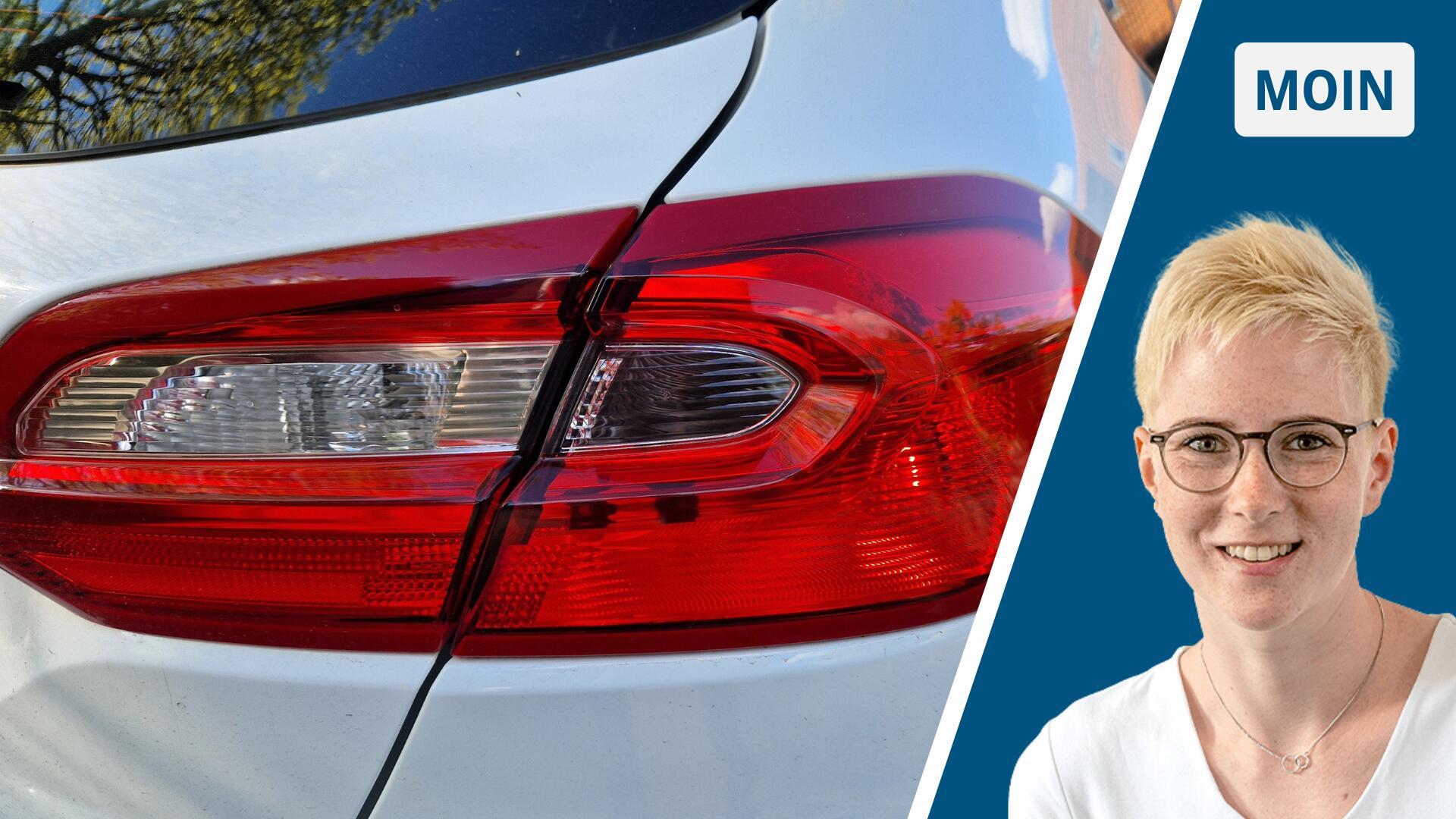 Rechts ist eine Frau mit kurzen blonden Haare und Brille, links ist ein Rücklicht eines Autos.