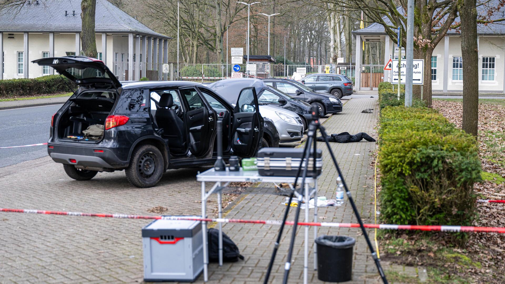 Das Auto von Florian G. steht hinter einem Absperrband in der Nähe der Kaserne in Rotenburg. Der Bundeswehrsoldat steht im Verdacht, vier Menschen in Westervesede und Brockel erschossen zu haben. Der Prozess läuft vor dem Landgericht Verden.