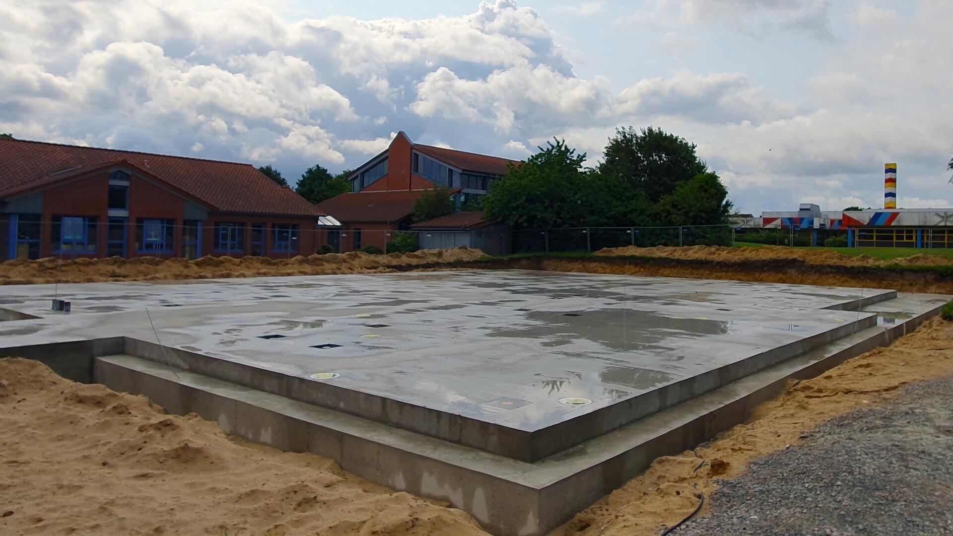 Das Betonfundament ist gegossen: Nach Fertigstellung einer neuen Mensa und weiterer Klassenräume wird die Grundschule am Wilden Moor voraussichtlich zum Schuljahr 2026/2027 in den offenen Ganztagsschulbetrieb wechseln.