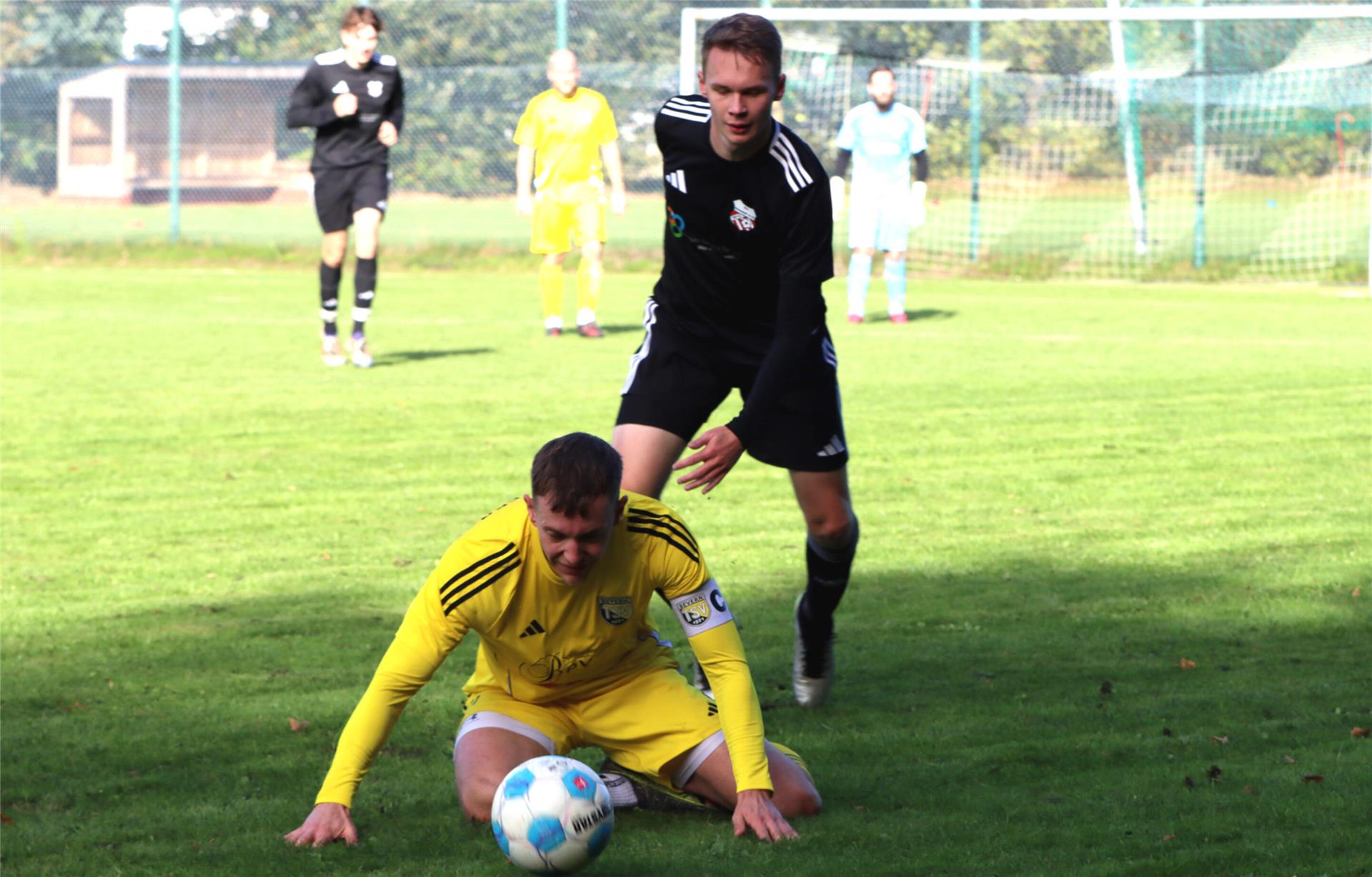 Das Bild täuscht: Beverns Kapitän Eike Borchers ist hier zwar am Boden, doch mit drei Treffern war er der entscheidende Mann beim Sieg der TSV-Reserve beim FC Ummel II.