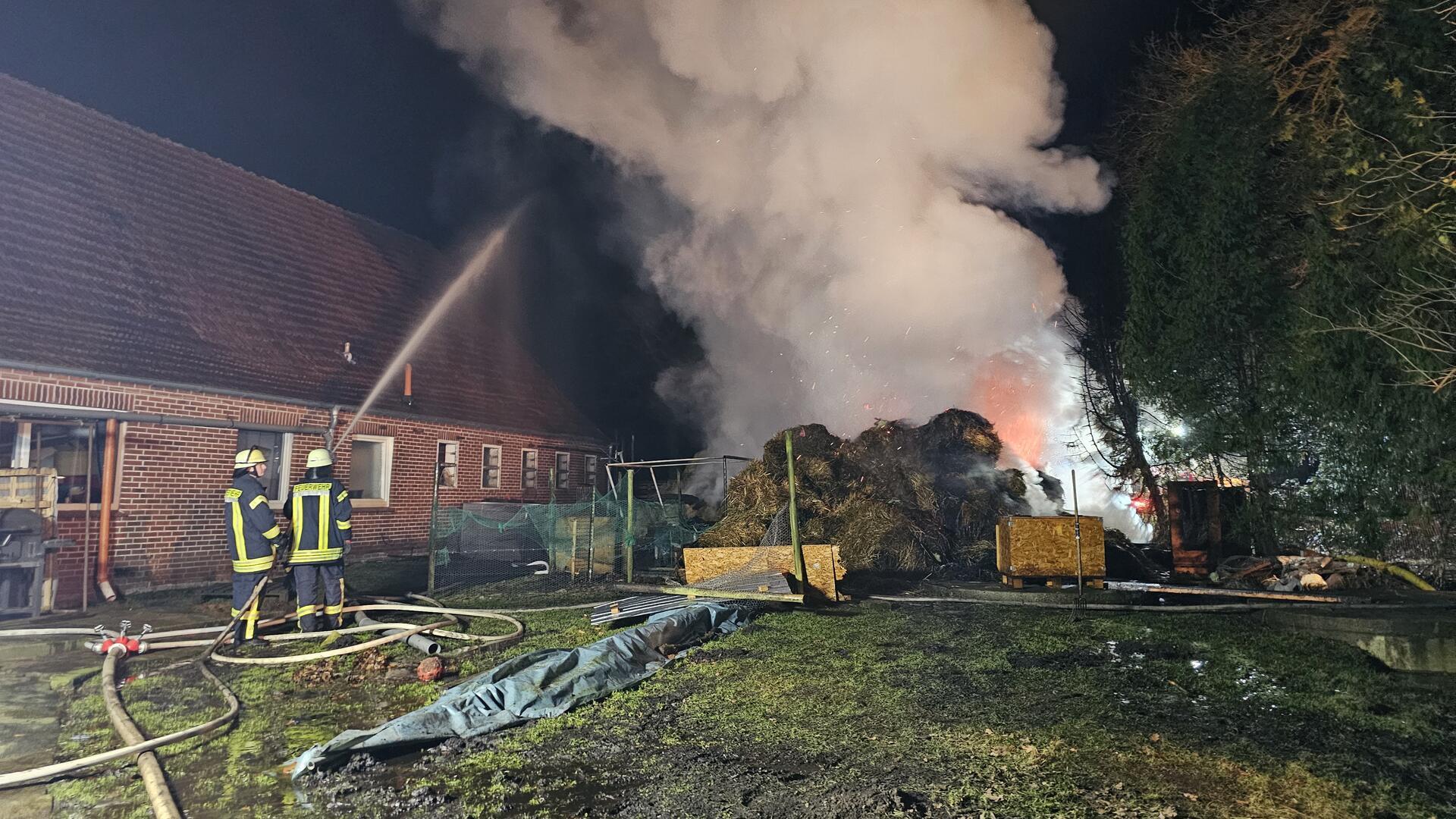 Das Bild verdeutlicht die große Nähe der Flammen zum Gebäude.