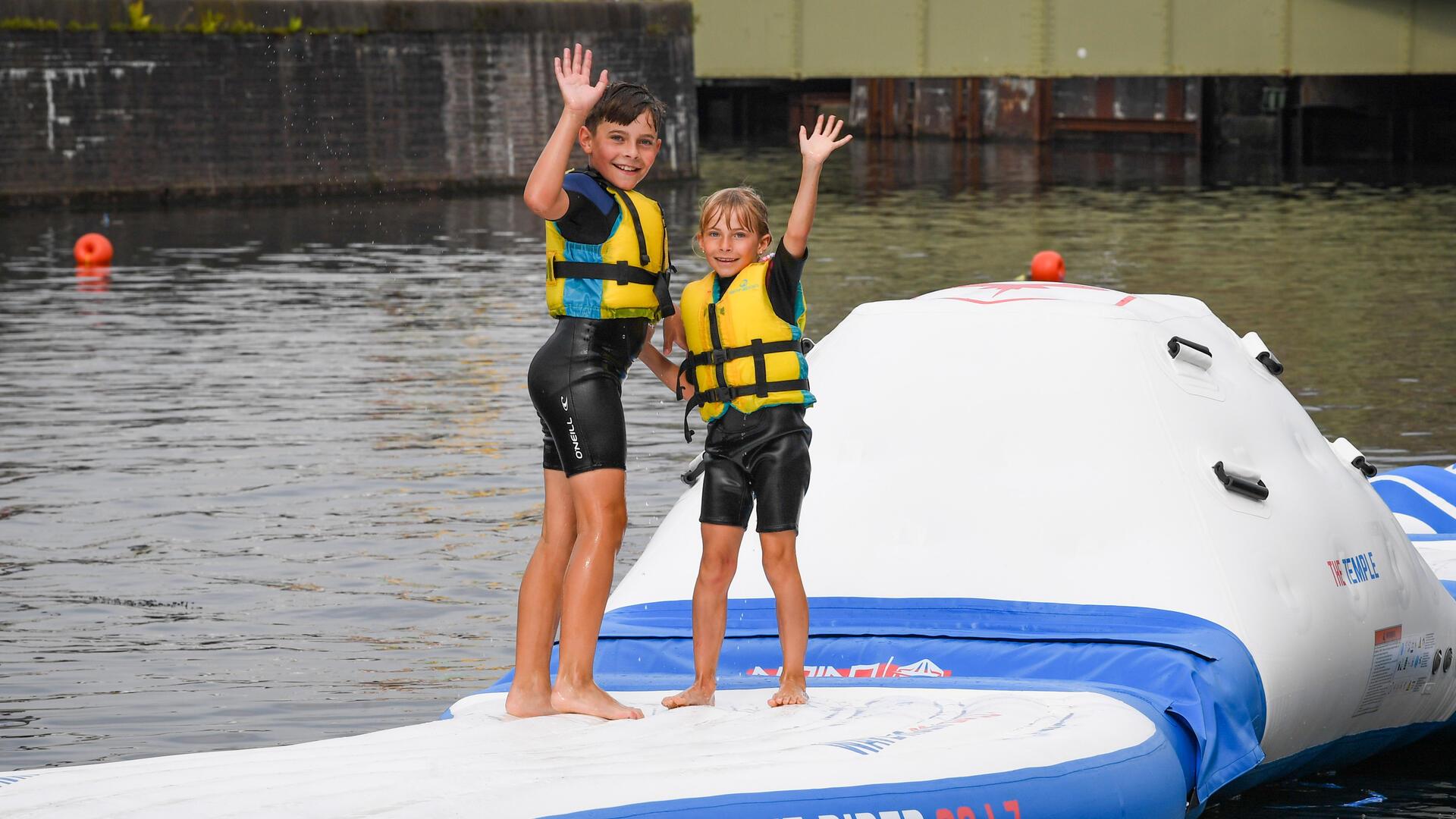 Das Blue Bay aus Spaden bietet zur Sail Wassersport im Alten Hafen an. Mit dem Aquapark haben Smilla und Bo Spaß.