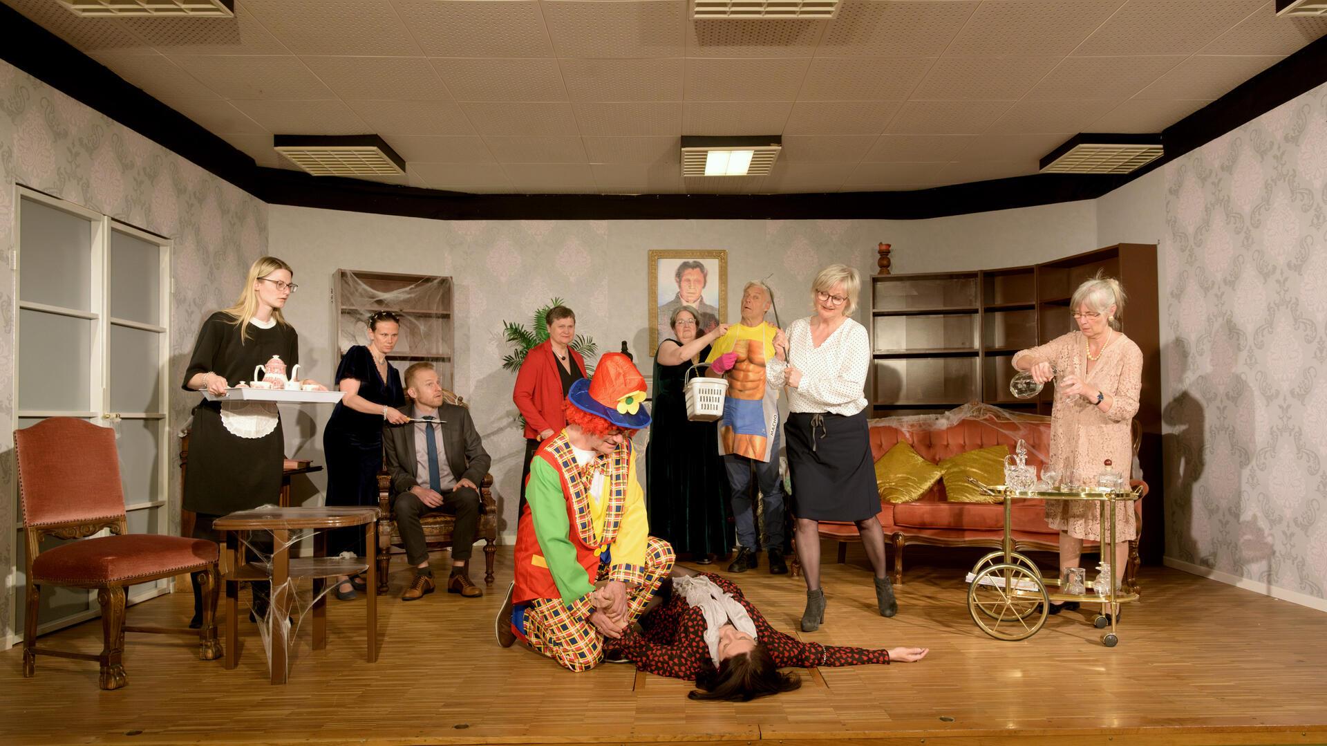 Das Bremerhavener Amateurtheater „Bühne am Jedutenberg“ probt im Gemeindehaus der Leherheider evangelisch-reformierten Kirche am Heideschulweg den Comedy-Thriller "Zum Henker mit den Henks". Foto: Masorat