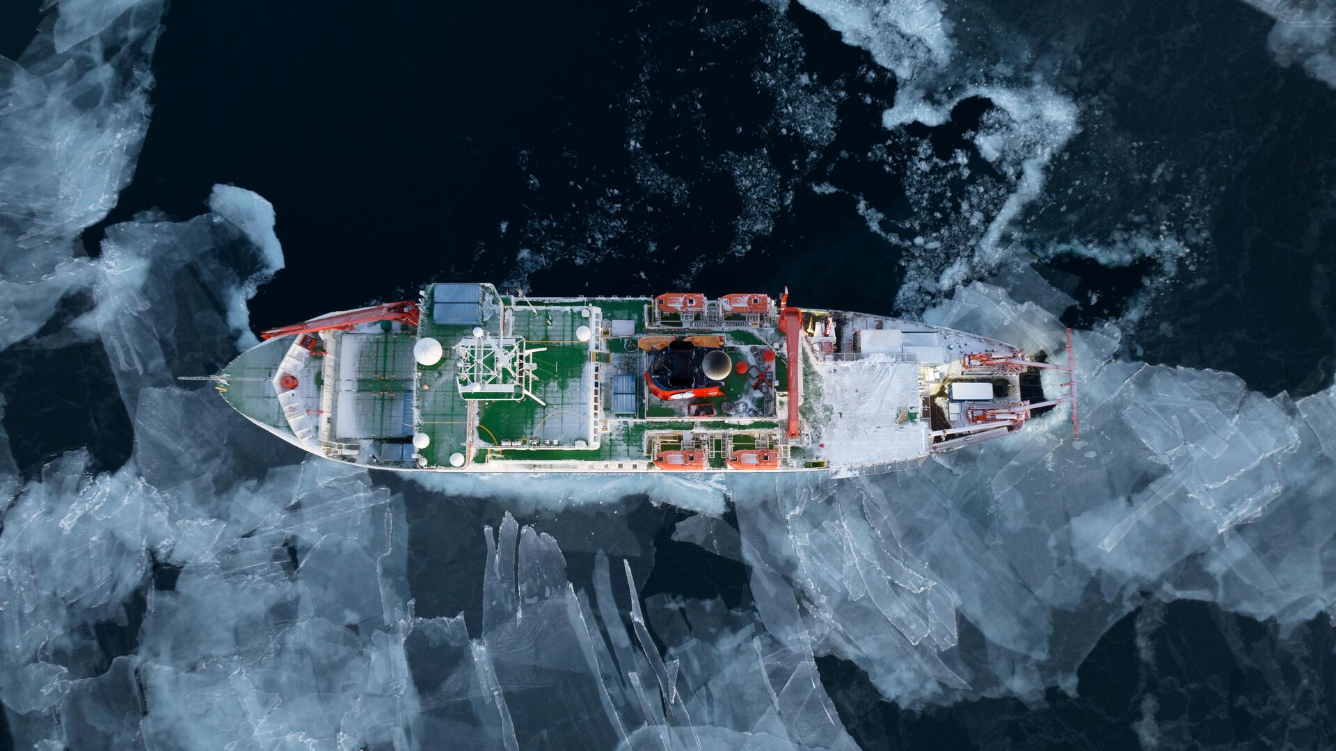 Luftaufnahme des Forschungsschiff Polarstern